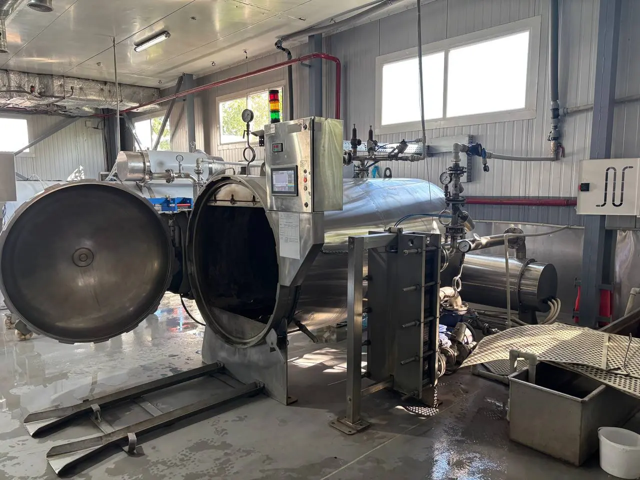 Sterilizing horizontal autoclave
