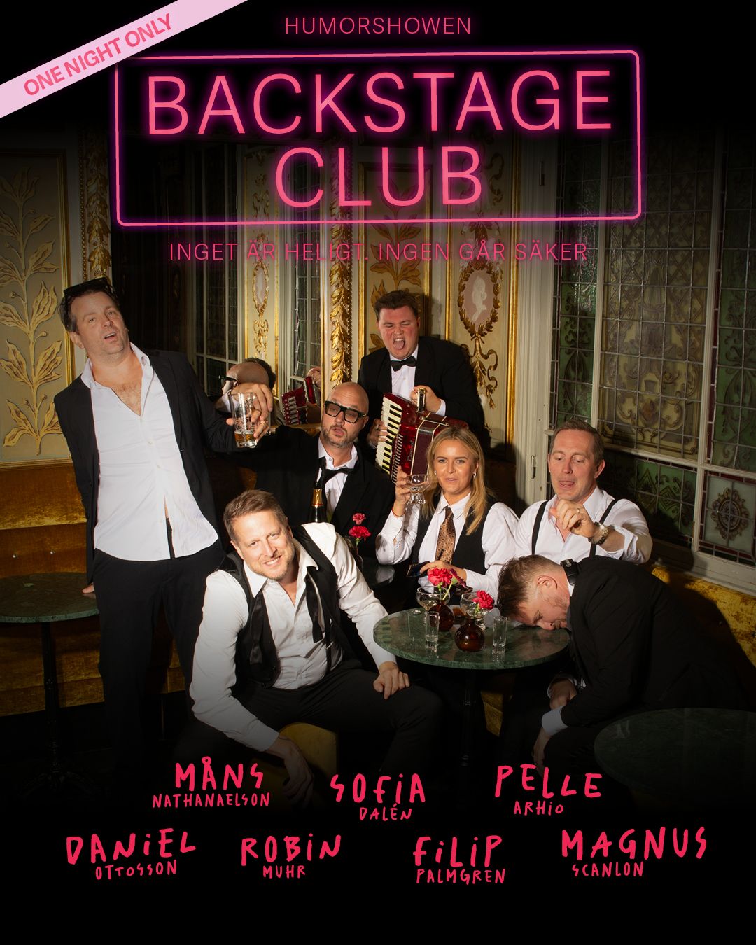 Affisch för humorshowen Backstage Club på Börsen i Stockholm den 8 november. Sju personer syns i en stökig festscen med drinkar och dragspel. Text: ”One night only”, ”Humorshowen Backstage Club”, ”Inget är heligt. Ingen går säker”, ”Måns Nathanaelson, Sofia Dalén, Pelle Arhio, Daniel Ottosson, Robin Muhr, Filip Palmgren, Magnus Scanlon”, ”Börsen, Stockholm 8 nov” och ”Biljetter: allthingslive.se”.