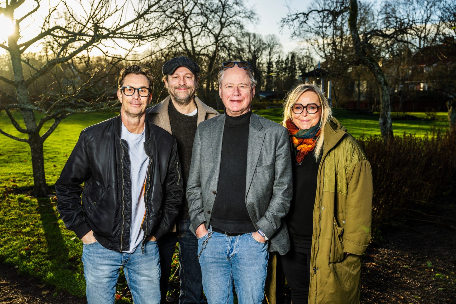 Pressbild för föreställningen ”Fångad på nätet” med fyra personer stående utomhus i en parkmiljö.