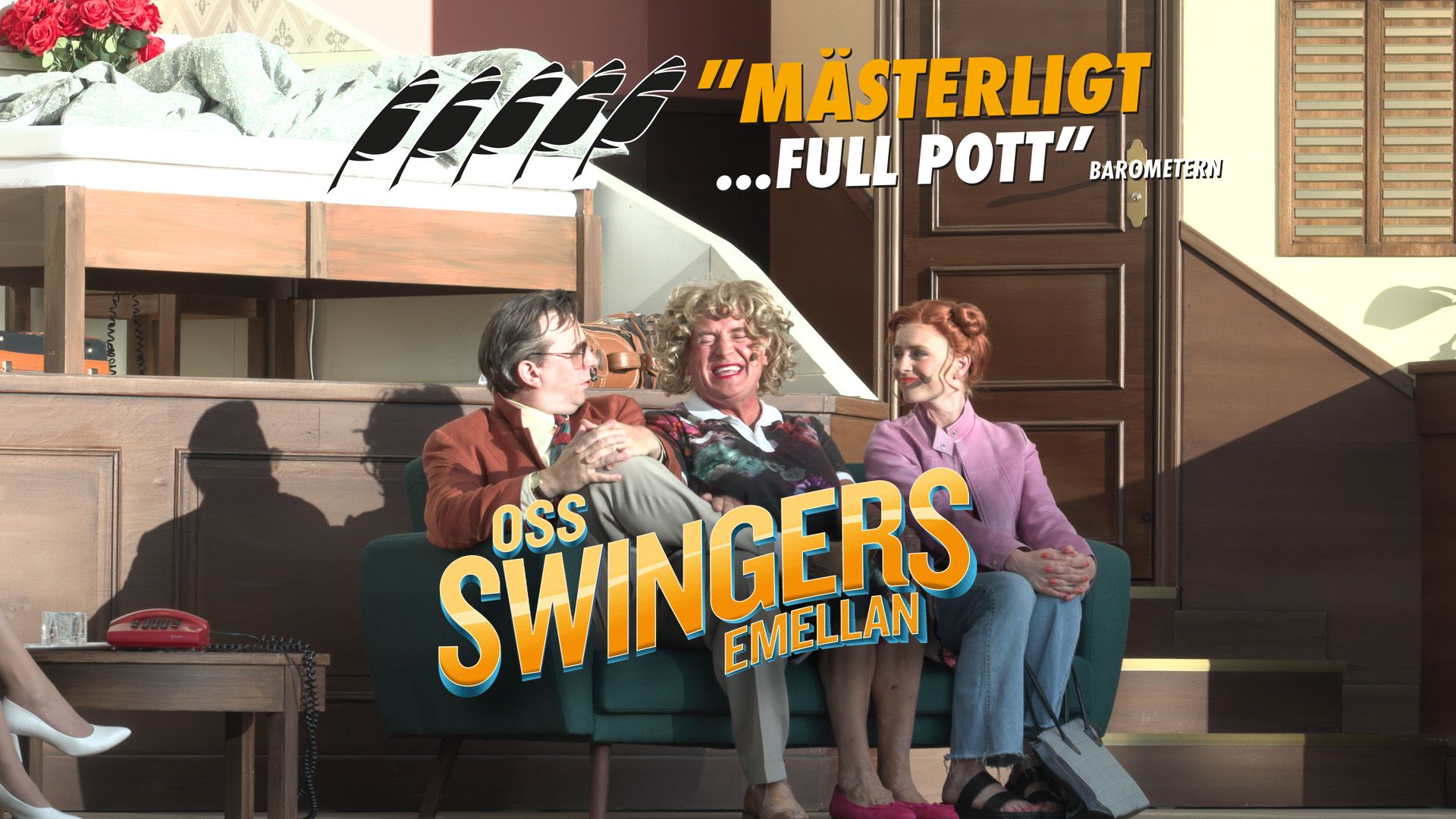 Manér bild på Thomas Petersson, Clara Henry & Måns Nathanaelson sittande i en soffa som sina rollfigurer på krusenstierna teatern under föreställningen Oss Swingers Emellan. Texten i bild är Oss Swingers Emellan loggan och en recension från Barometern
