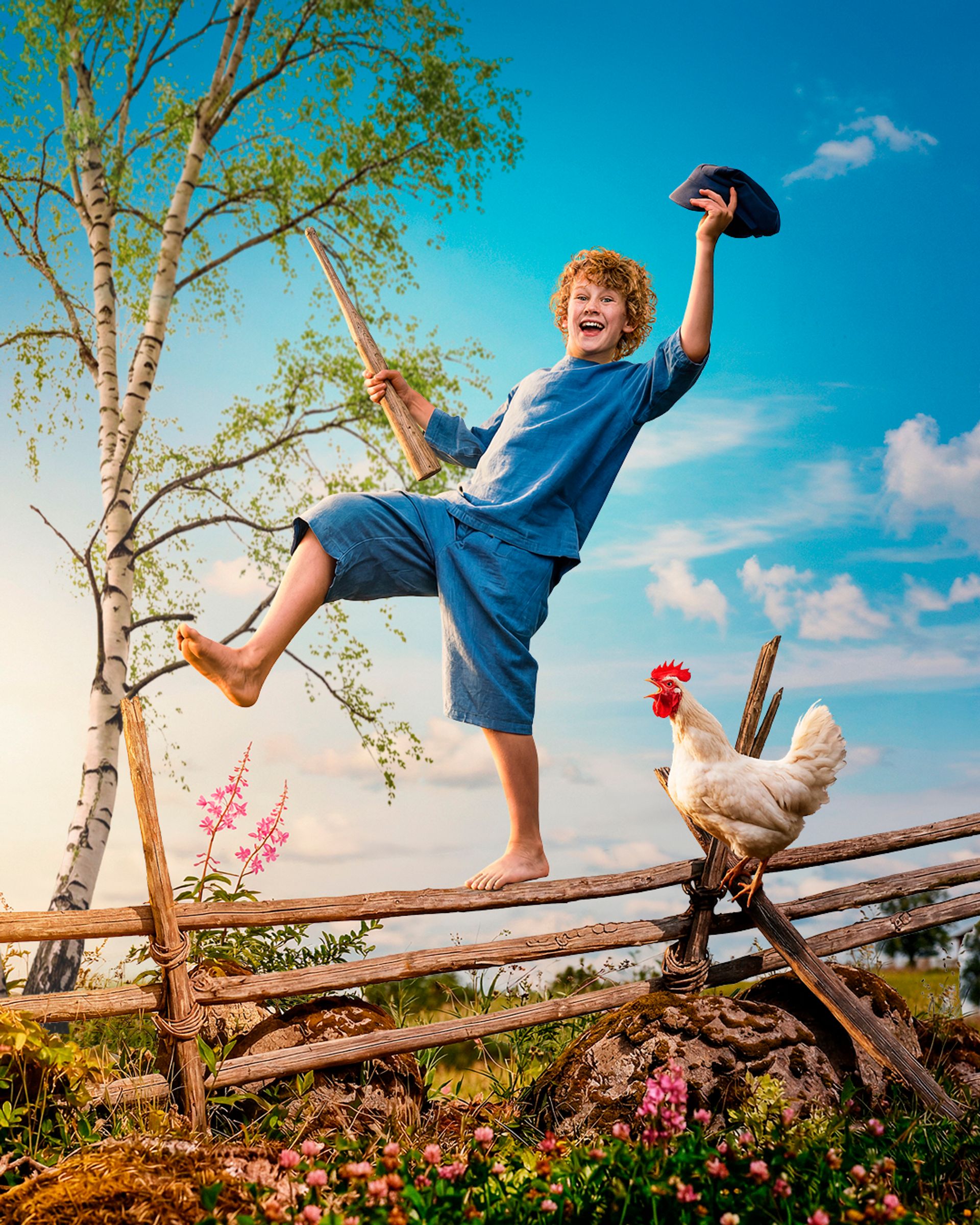 Emil i Lönneberga manér. En liten kille som balanserar på ett staket och ser ut att vingla. Bredvid honom är en tupp.