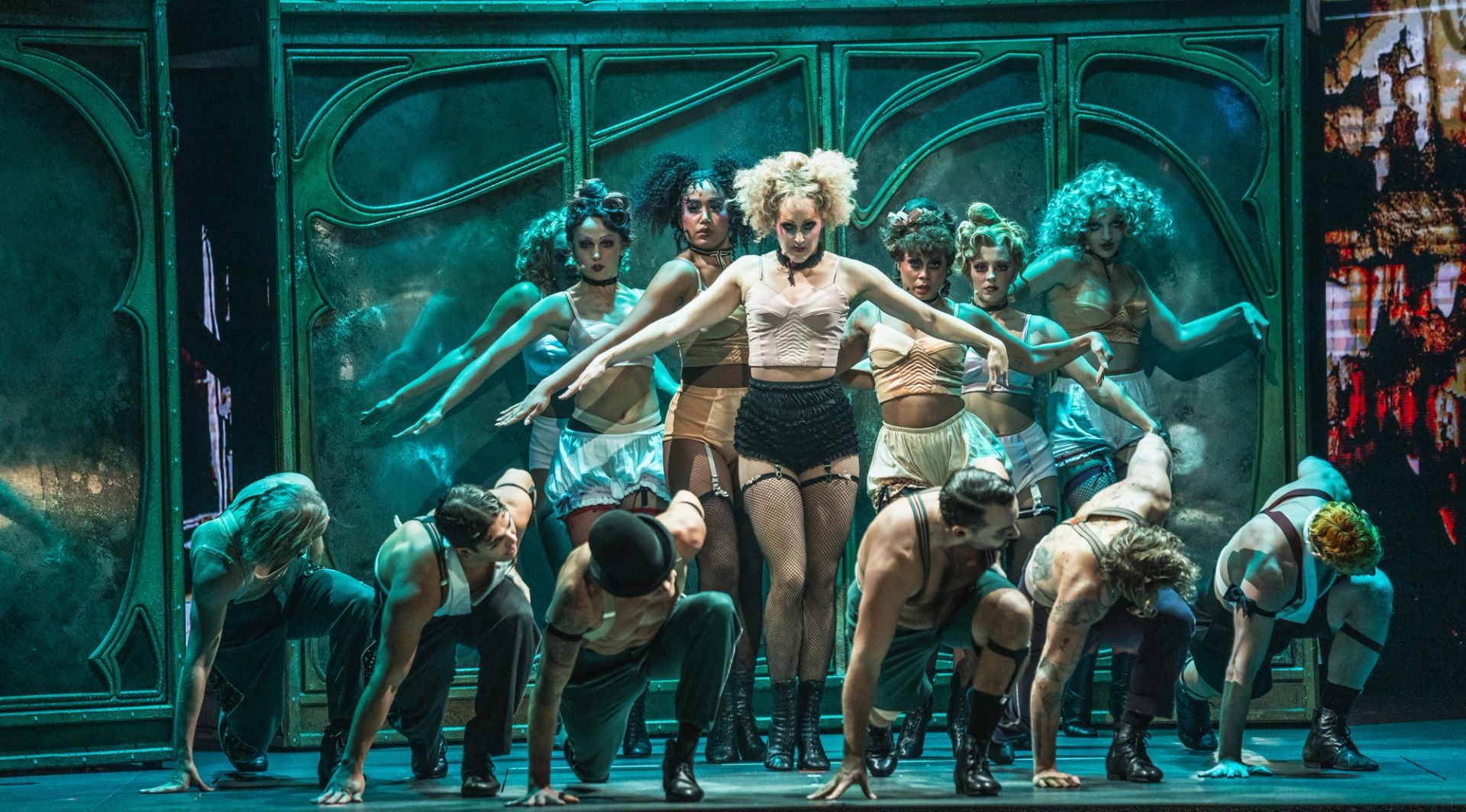 Scenbild under ett framträdande av Moulin Rouge!The musical på Rondo i Göteborg.