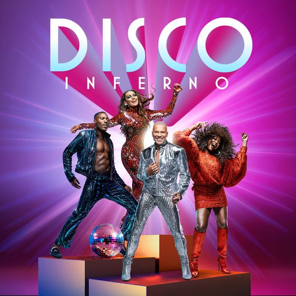 Lina Hedlund och Andreas Lundstedt tillsammans med två dansare poserar i glittrande disco-kläder framför en rosa och lila bakgrund med ljusstrålar och en discokula. Ovanför står titeln ”Disco Inferno”.