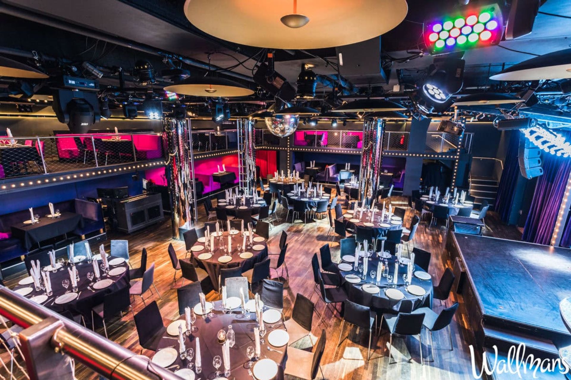 Wallmans Stockholm lokal med runda bord.