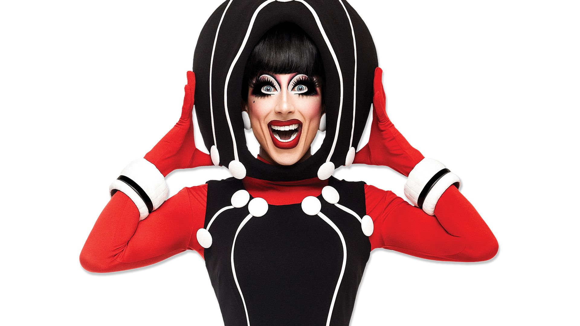 Bianca Del Rio poserar i en svart, vit och röd scenkostym mot vit bakgrund. Till vänster står texten ”IT GETS BITTER”, ”WORLD COMEDY TOUR” och ”BIANCA DEL RIO”. It Gets Bitter spelas på China Teatern i Stockholm den 9 maj 2027.