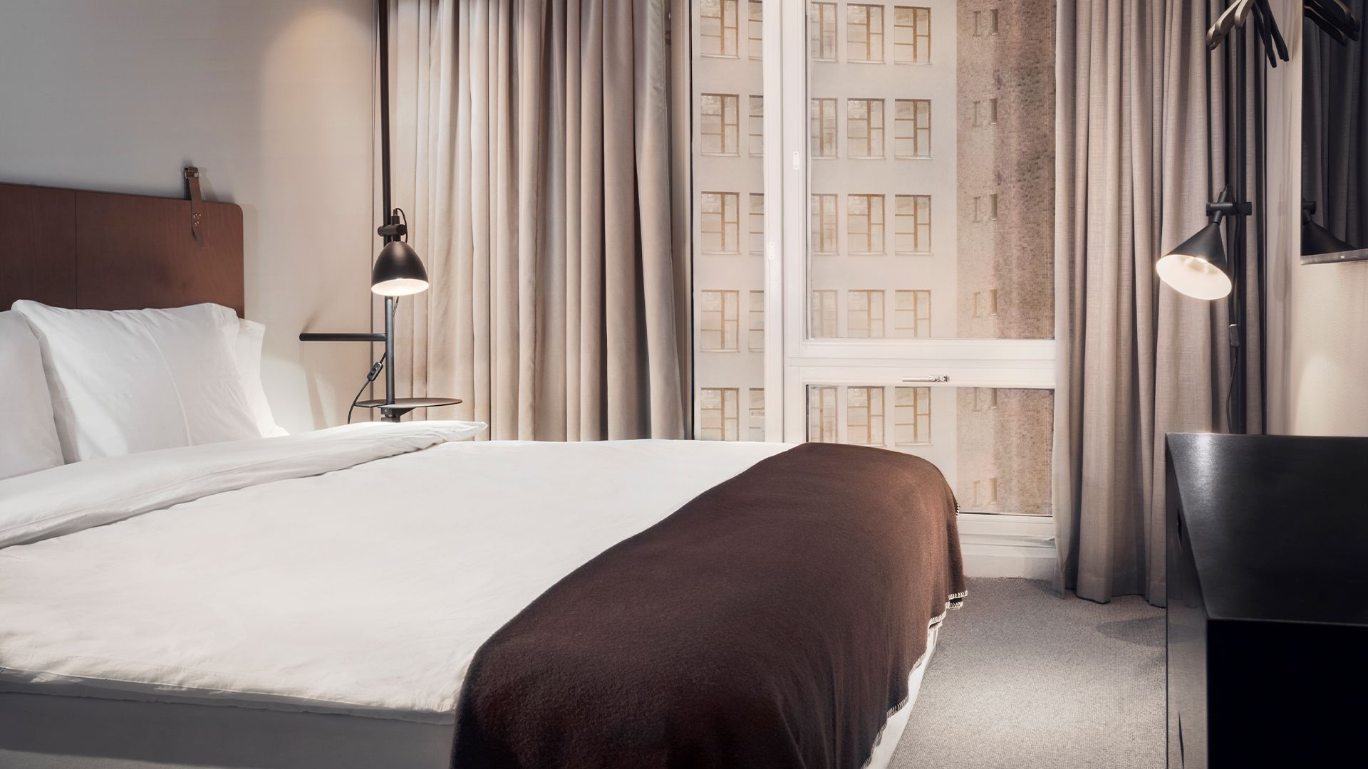 Modernt och stilrent hotellrum med dubbelsäng, perfekt för en bekväm vistelse i samband med ett nöjespaket från Showtic och Nöjesresor.