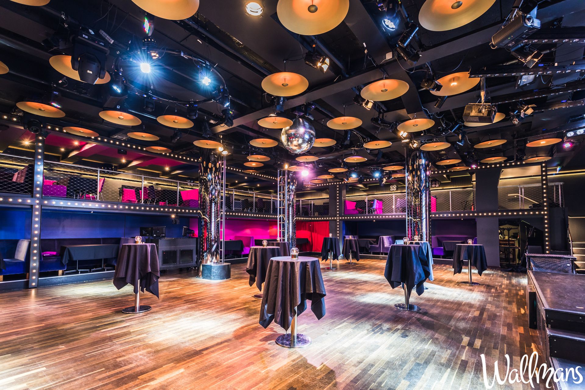 Wallmans Stockholm lokalbild med små runda höga bord.