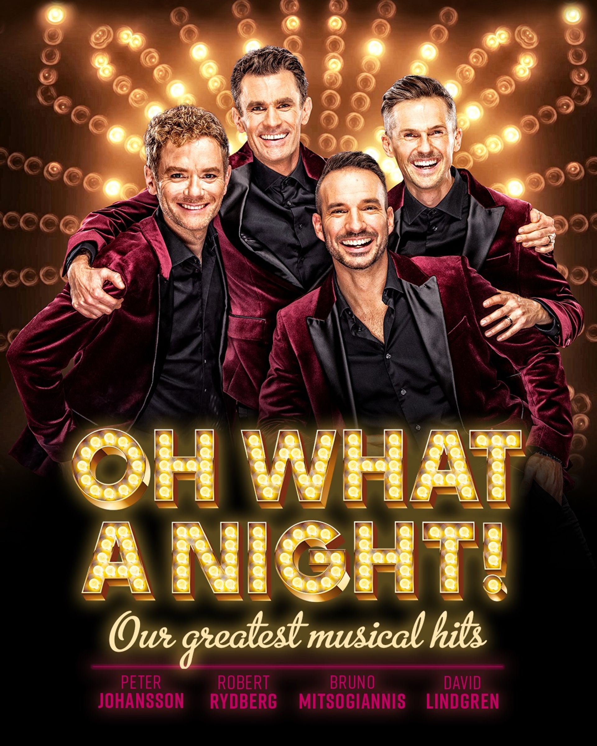 Manér bild för Oh What A Night turné. Peter Johansson, Robert Rydberg, Bruno Mitsogiannis och David Lindgren står i röda samvetskostymer och ler stort.