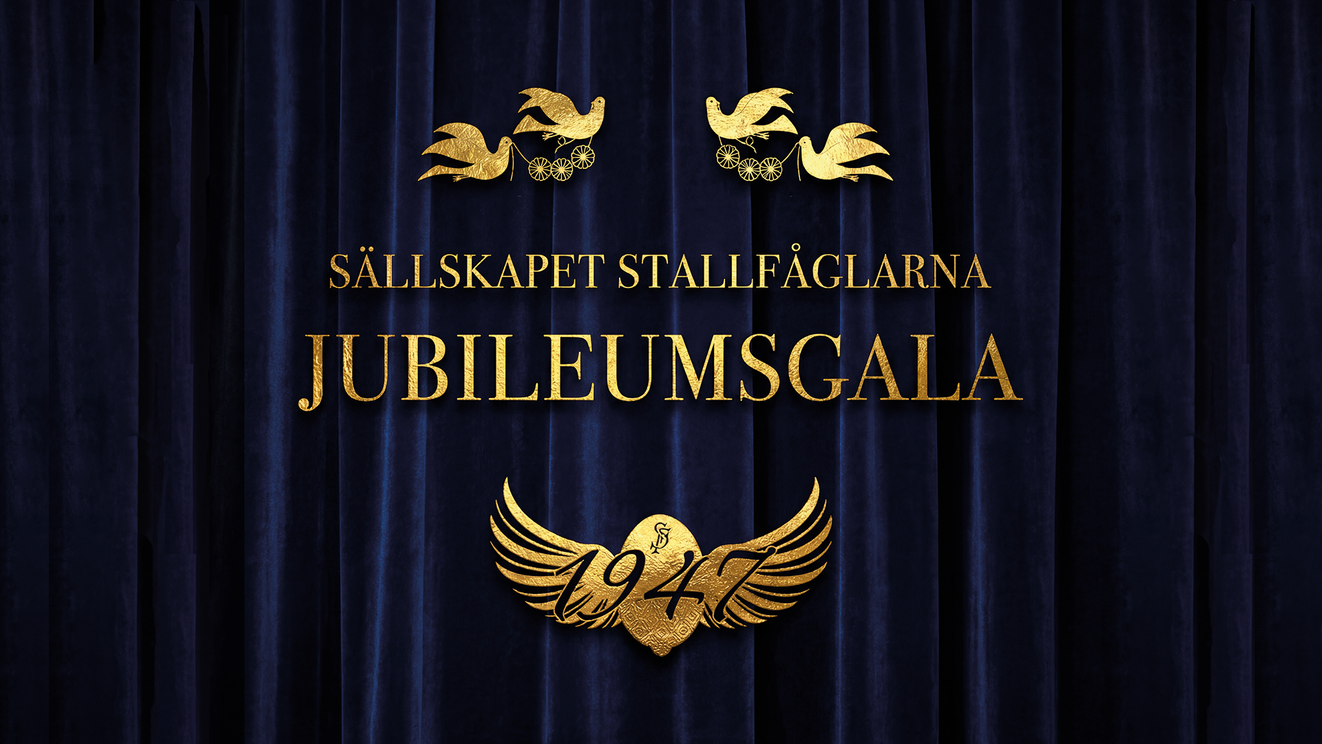 manér för Sällskapet Stallfåglarna Jubileumsgala. Guldig text framför en mörkblå satin gardin