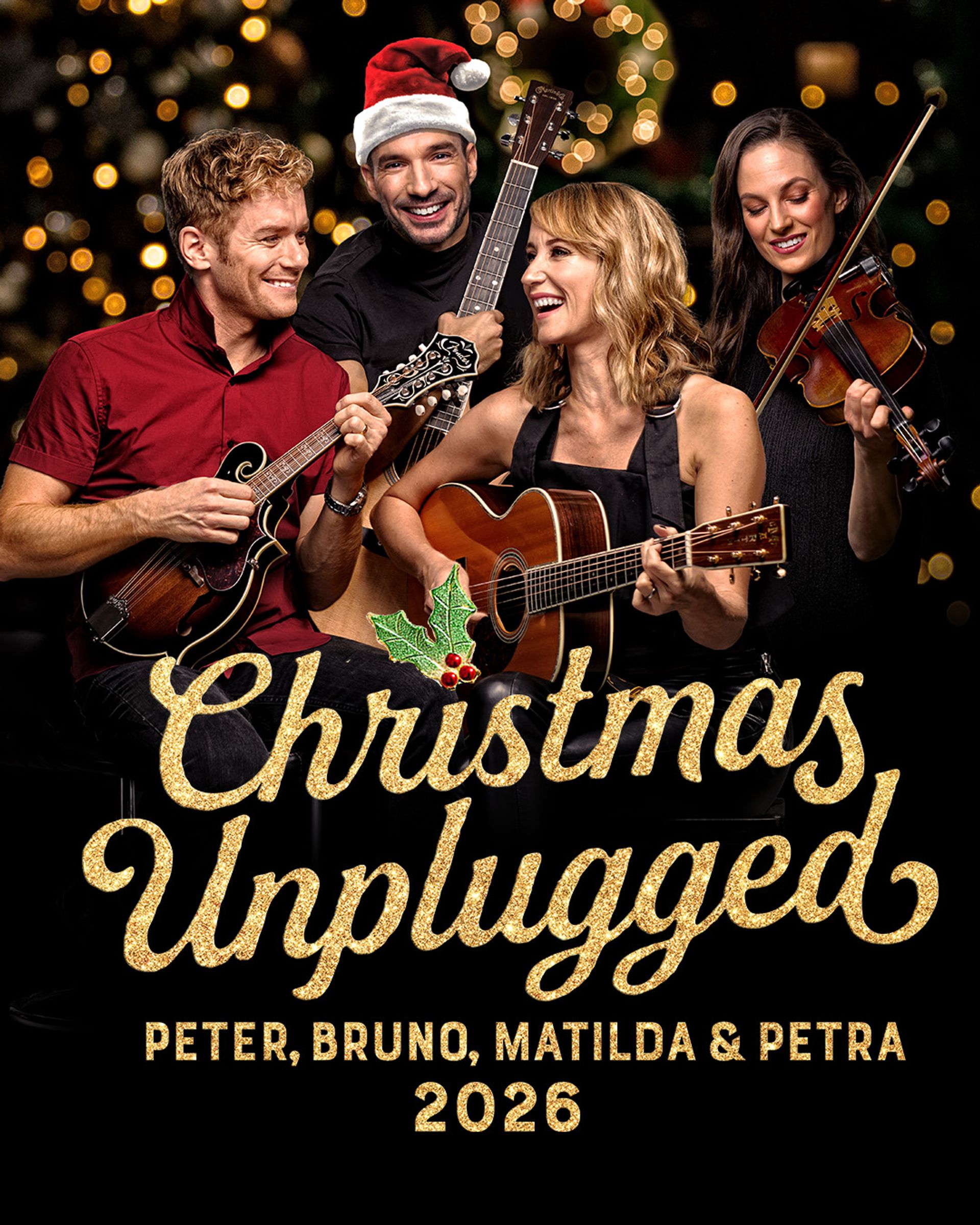 Manér för Christmas Unplugged 2026 med Peter, Bruno och Mathilda med Petra Wahlgren som poserar med instrument