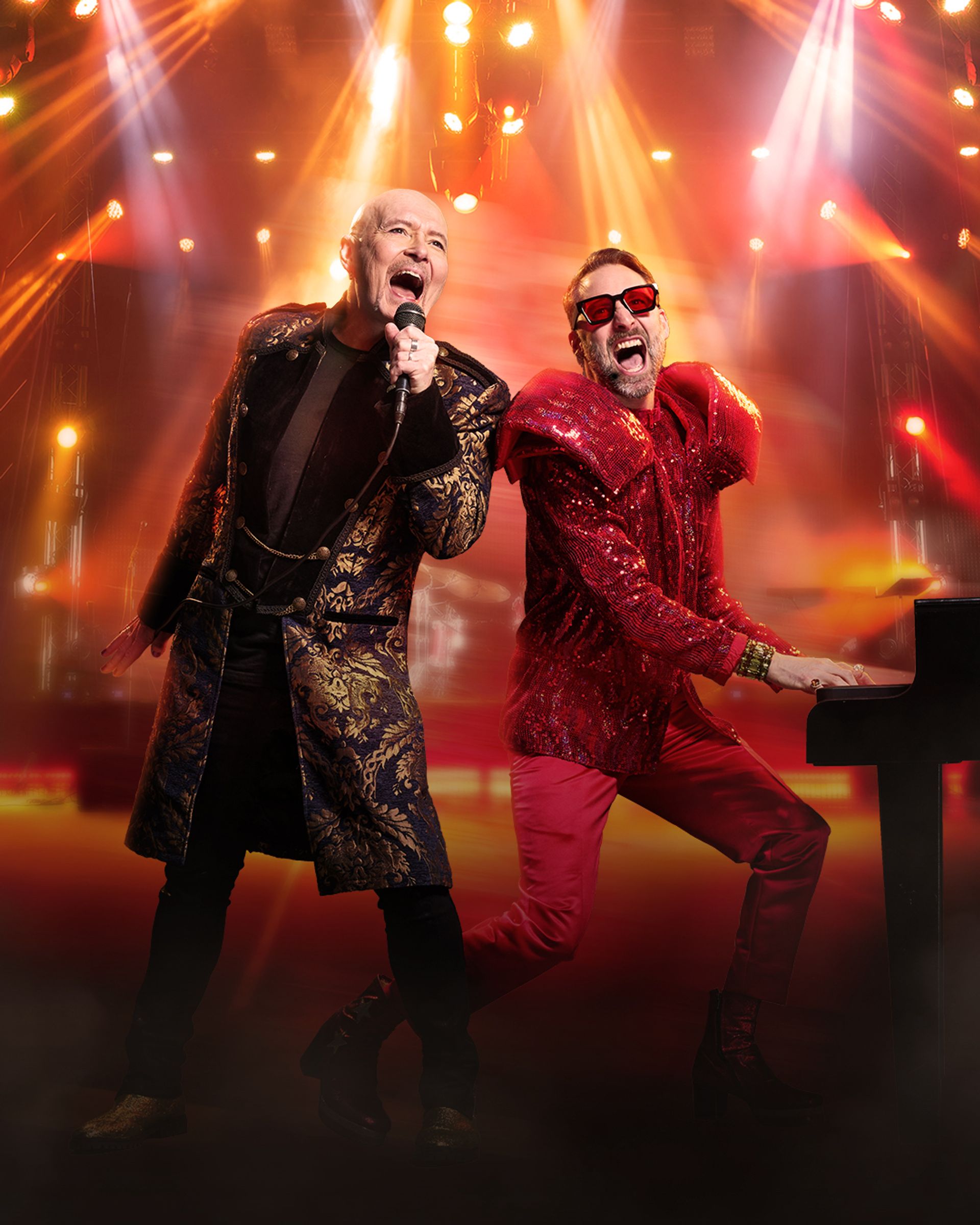 Manér för Elton & Freddie med Johan Boding och Jonas Gideon som sjunger vid en flygel i scenljus, Lorensbergsteatern, Göteborg, 6 april 2027