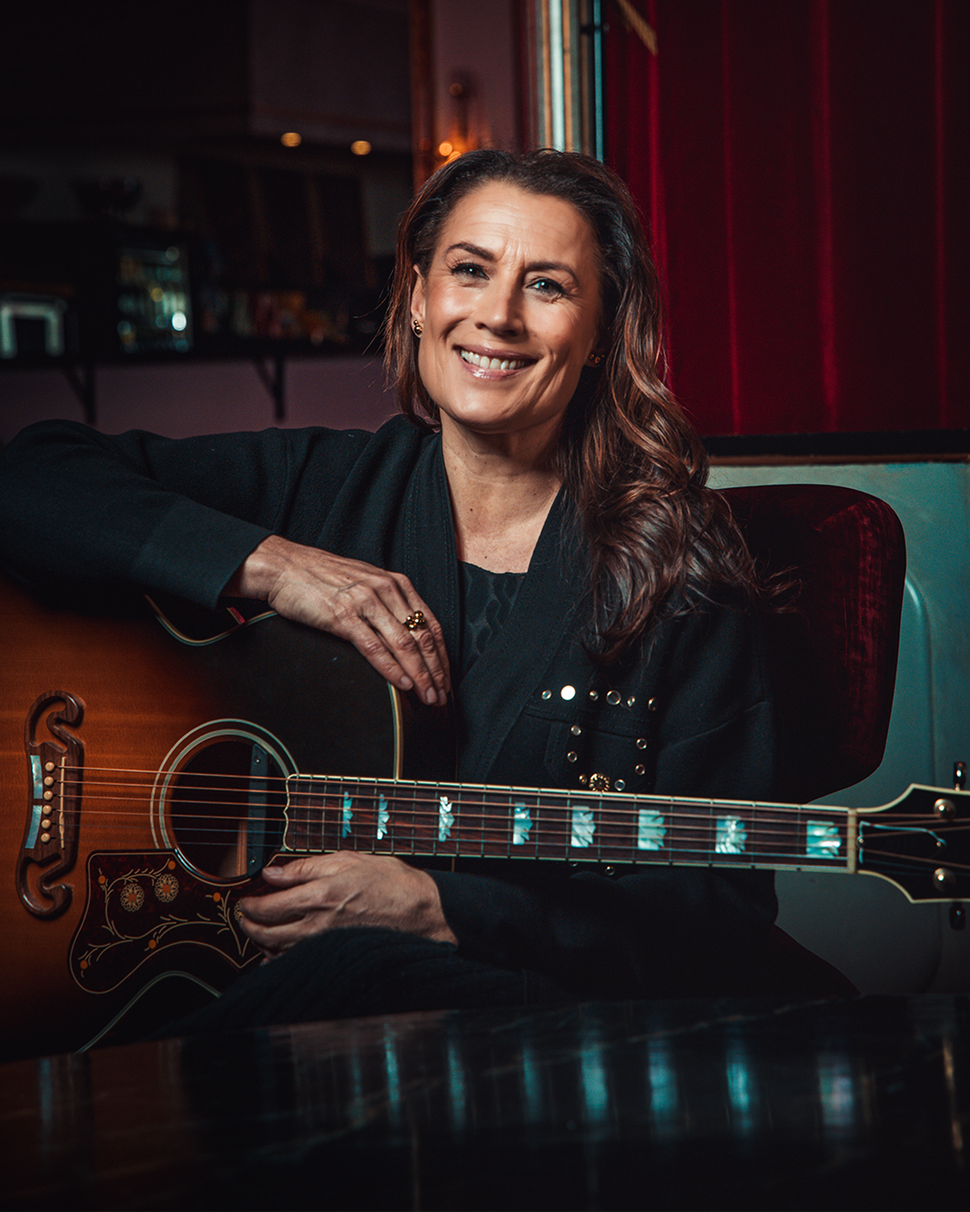 Jill Johnsson med gitarr i knät