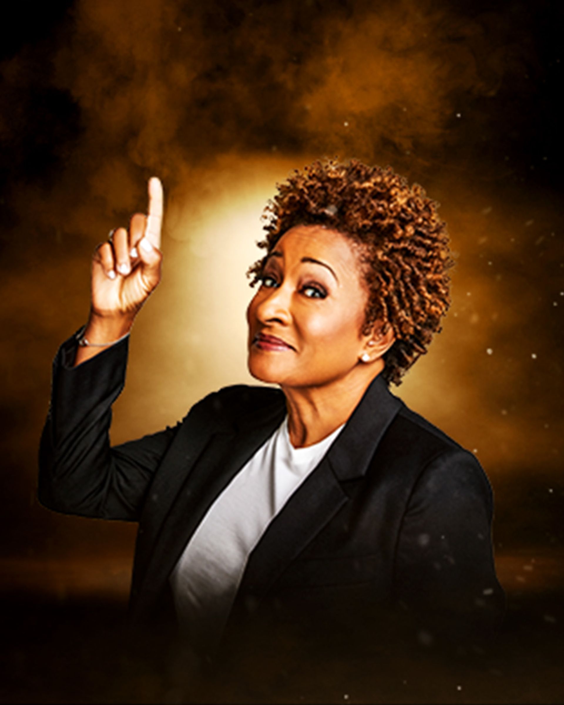 Manérbild för Wanda Sykes - Please & Thank you tour 2025. I bilden pekar hon med ett pekfinger upp i luften.