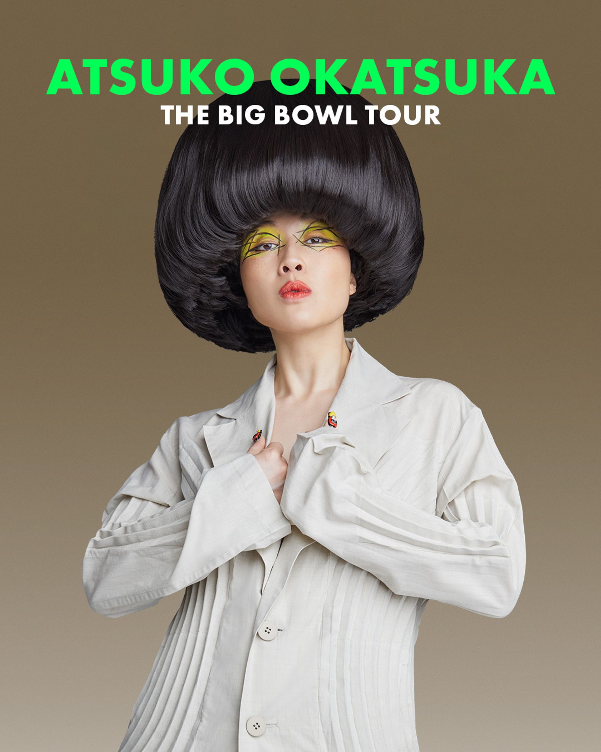 Porträtt av Atsuko Okatsuka i vit kostym, med stor svart rund frisyr och färgstark ögonmakeup. Texten lyder ”ATSUKO OKATSUKA” och ”THE BIG BOWL TOUR”. Spelas på China Teatern i Stockholm den 16 februari 2027.