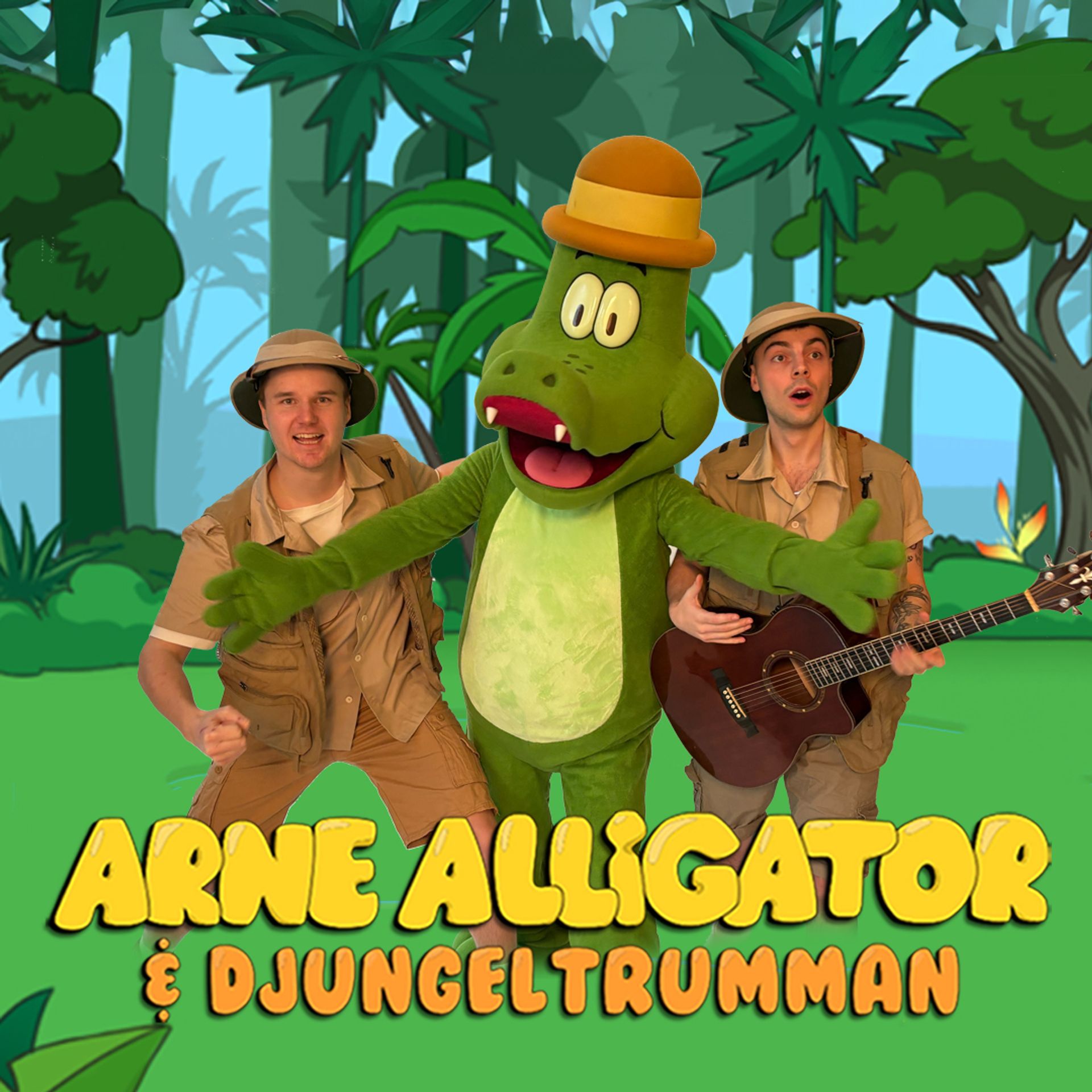 Manérbild för produktionen Arne Alligator och två äventyrare poserar i en tecknad djungelmiljö med en gitarr, iklädda safariutrustning. Texten 'Arne Alligator & Djungeltrumman' syns tydligt i förgrunden.