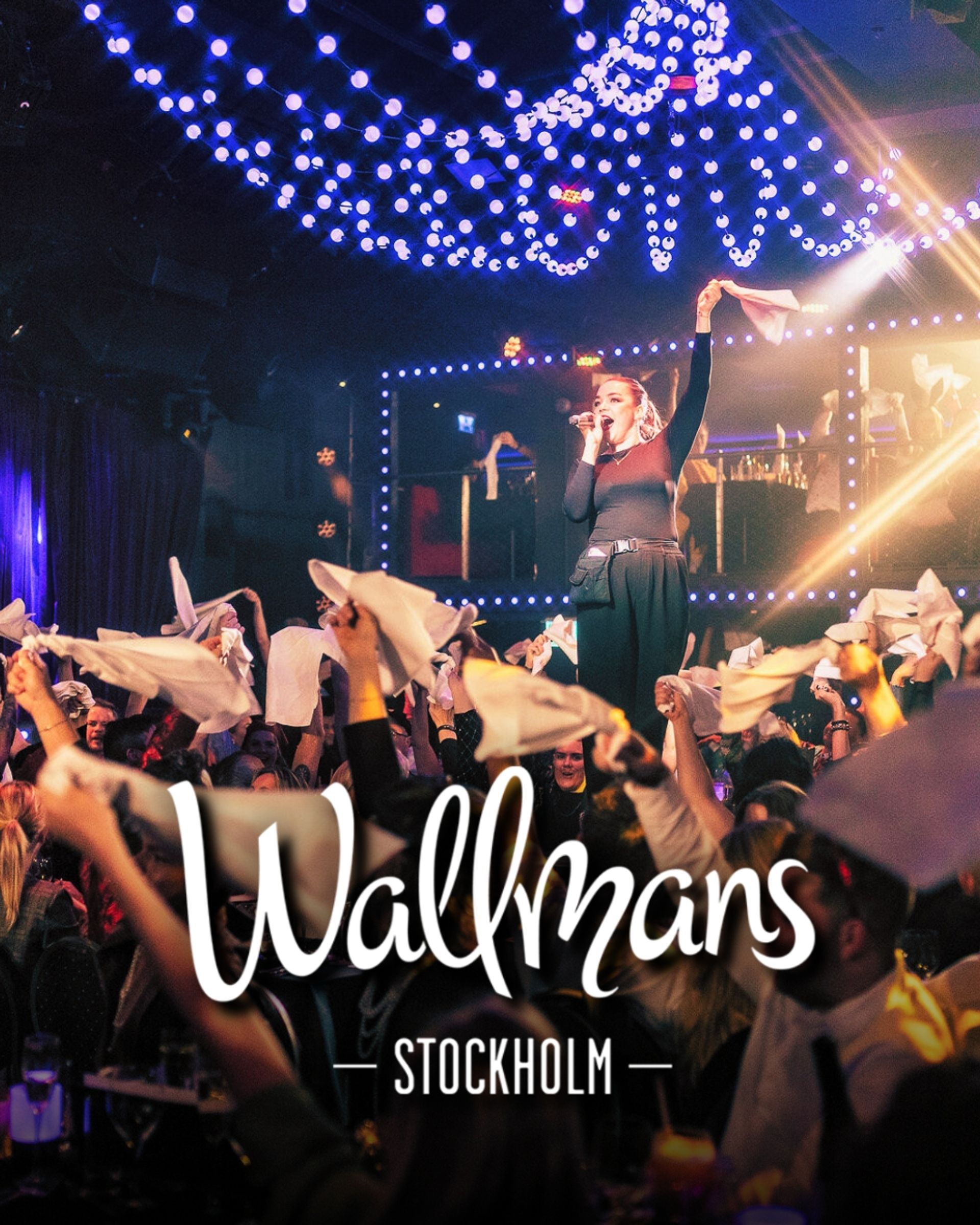 Manérbild för Wallmans Stockholm – artist på scen, servettviftande publik, festlig ljussättning och showkänsla.