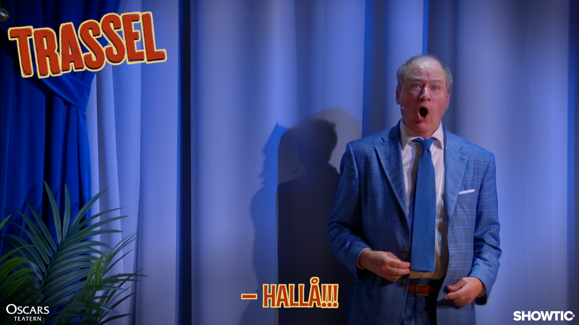 Thumbnail bild för Trassel på Oscarsteatern. Björn Gustafsson står i blå kostym framför en blå bakgrund och skriver hallå!