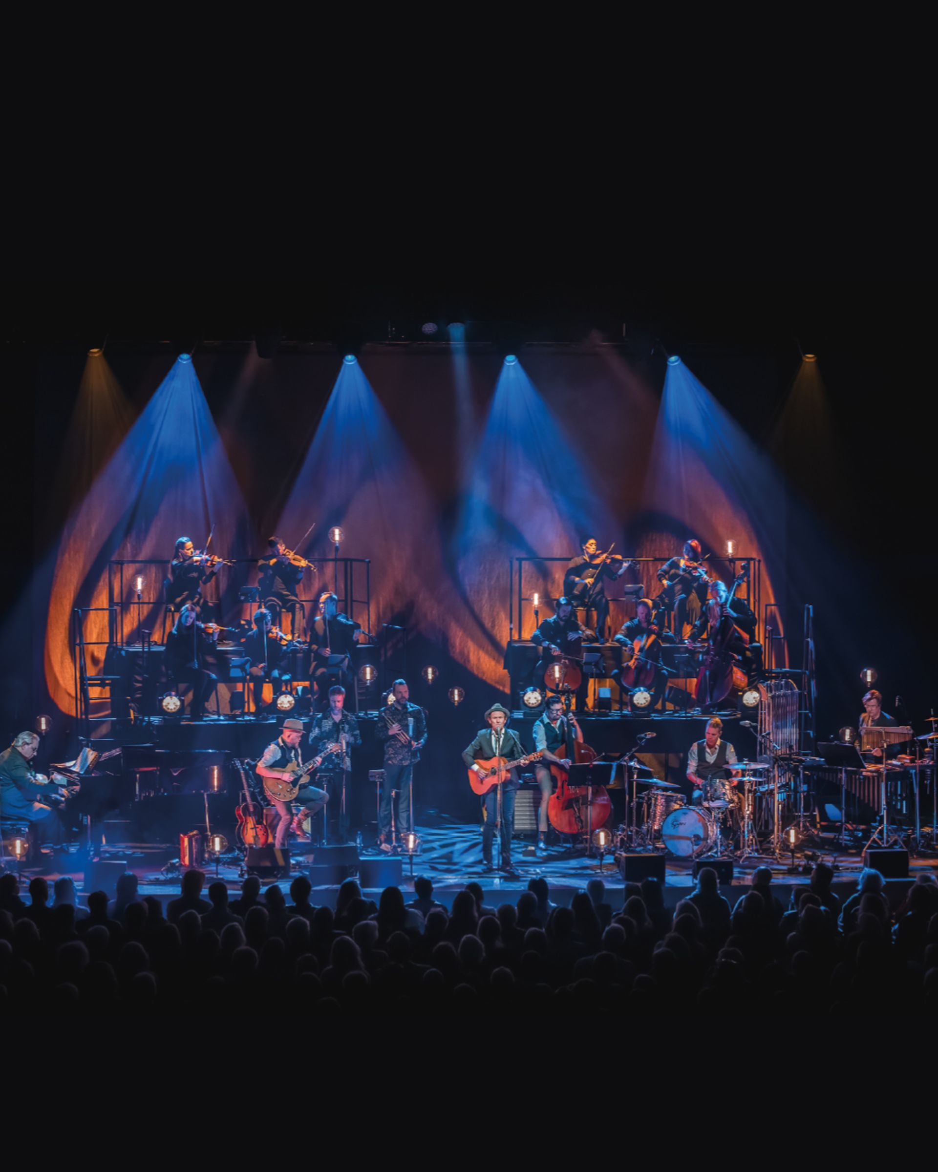 Manér bild för Bo Kaspers Orkester Vinterkonsert där man ser publik som tittar på orkestern som framträder