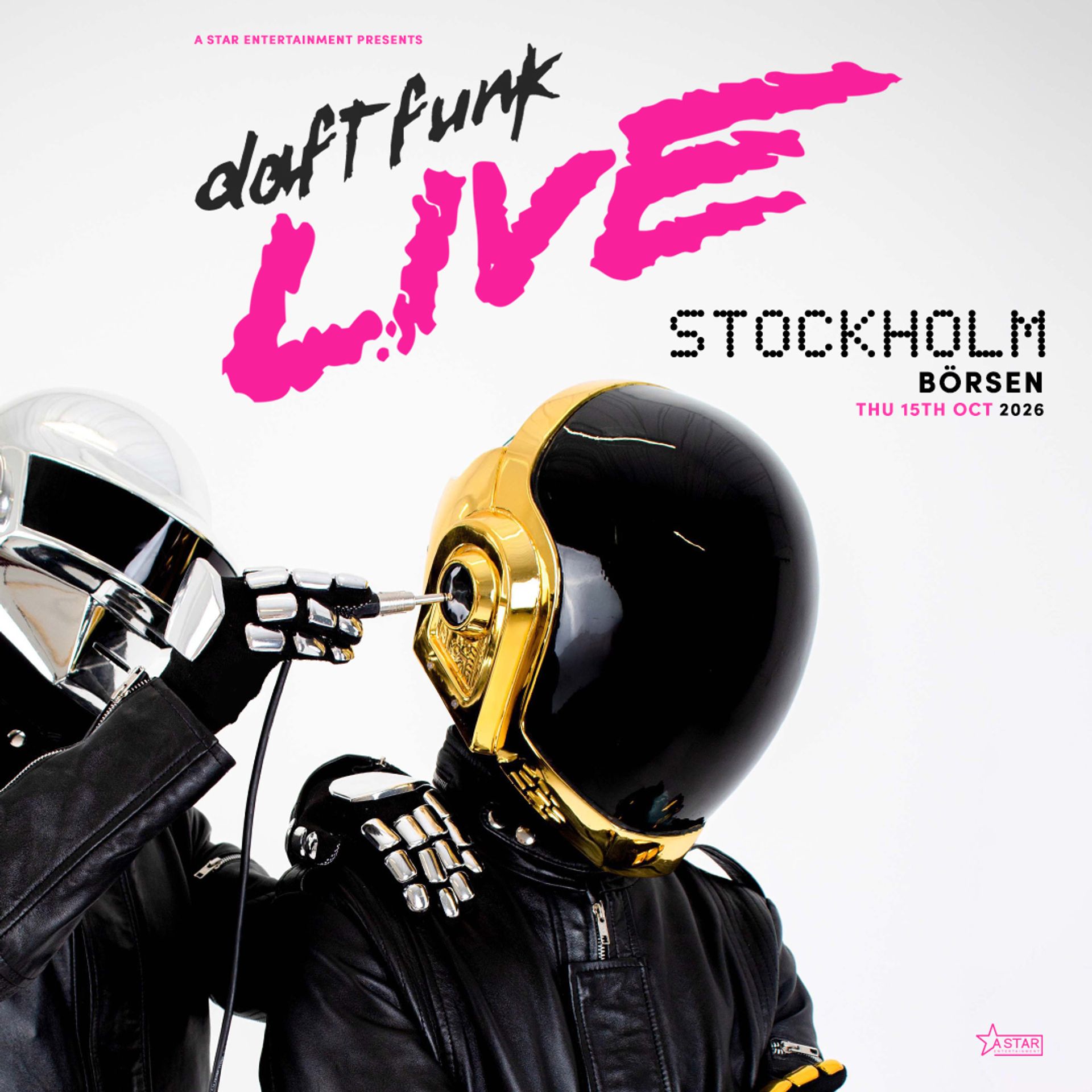 Daft Funk Live – två personer i svarta robotdräkter och karakteristiska hjälmar mot vit bakgrund. Den ena håller ett verktyg mot den andras hjälm. Texten ”daft funk LIVE” syns ovanför.