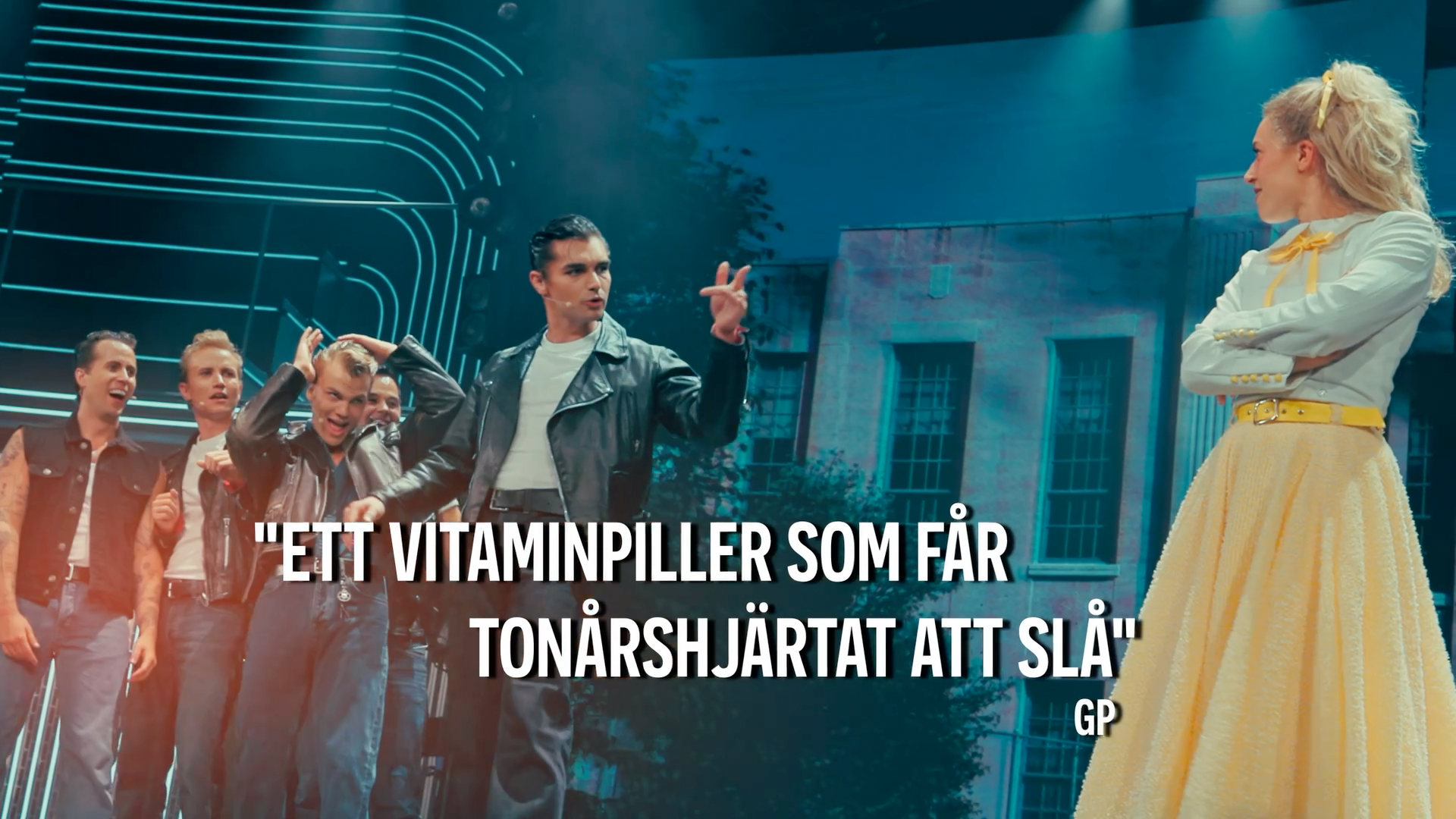 Thumbnail för Grease The Musical på Rondo i Göteborg med Anton Ewald som Danny och Lovisa Bengtsson som Sandy. Text: ”Ett vitaminpiller som får tonårshjärtat att slå” – GP.