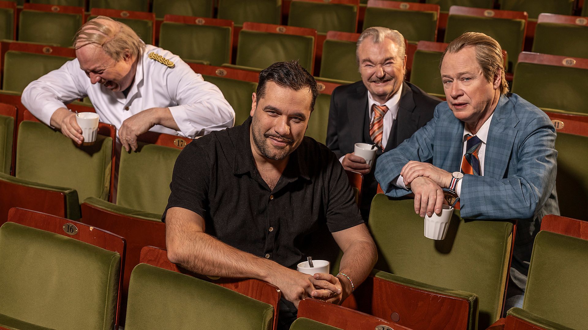 Pressbild för föreställningen Trassel på Oscarsteatern. I bild syns Anders Jansson, Edward af Sillén, Peter Dalle och Robert Gustafsson sitta i salongsstolarna på Oscarsteatern.