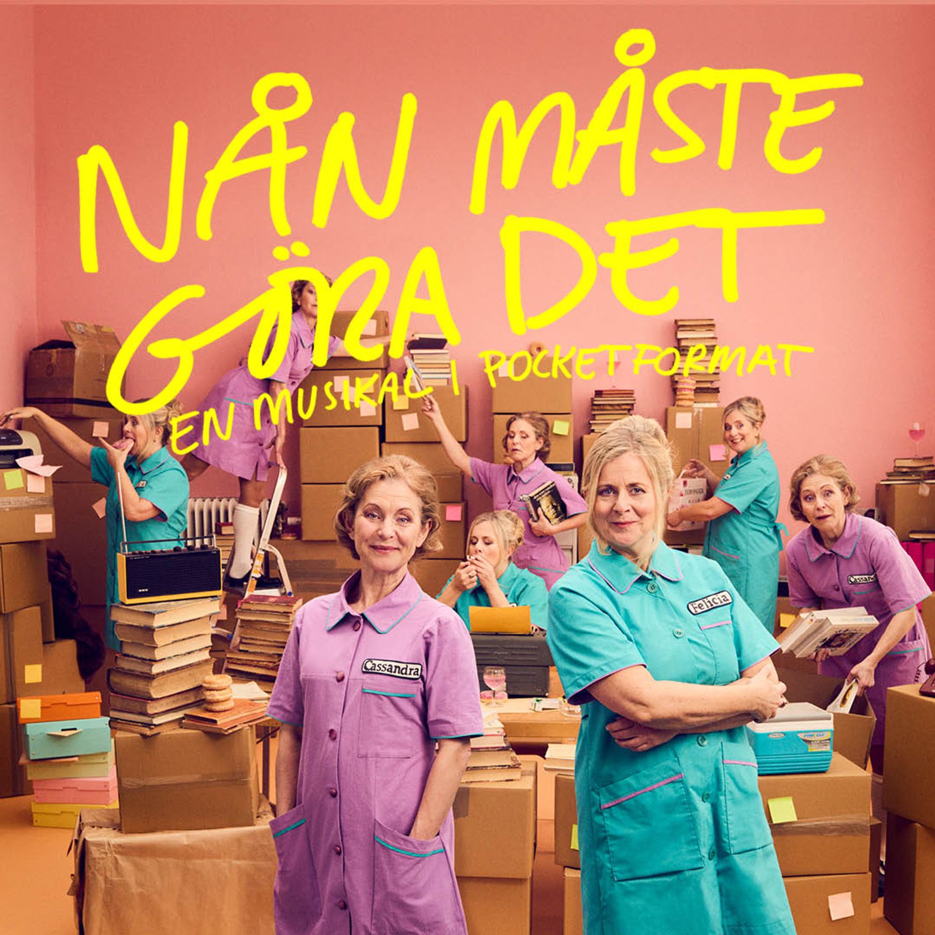 Affisch för musikalen Nån måste göra det med Gunilla Backman och Helen Sjöholm, som spelas på Intiman i Stockholm 7–14 april 2027. Kvinnor i turkosa och lila arbetskläder står bland kartonger, böcker och kontorsmaterial mot en rosa bakgrund. I stor gul text står ”NÅN MÅSTE GÖRA DET” och ”EN MUSIKAL I POCKETFORMAT”.