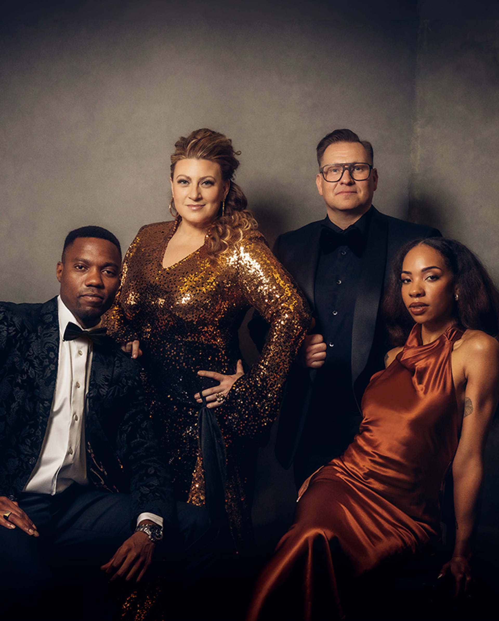 Pressbild för The Soul of Christmas med Prince Prime, Sarah Dawn Finer, Samuel Ljungblahd och Janice. De poserar i eleganta festkläder i svart, guld och koppar mot en mörkgrå bakgrund. Julturnén spelas 2–13 december.
