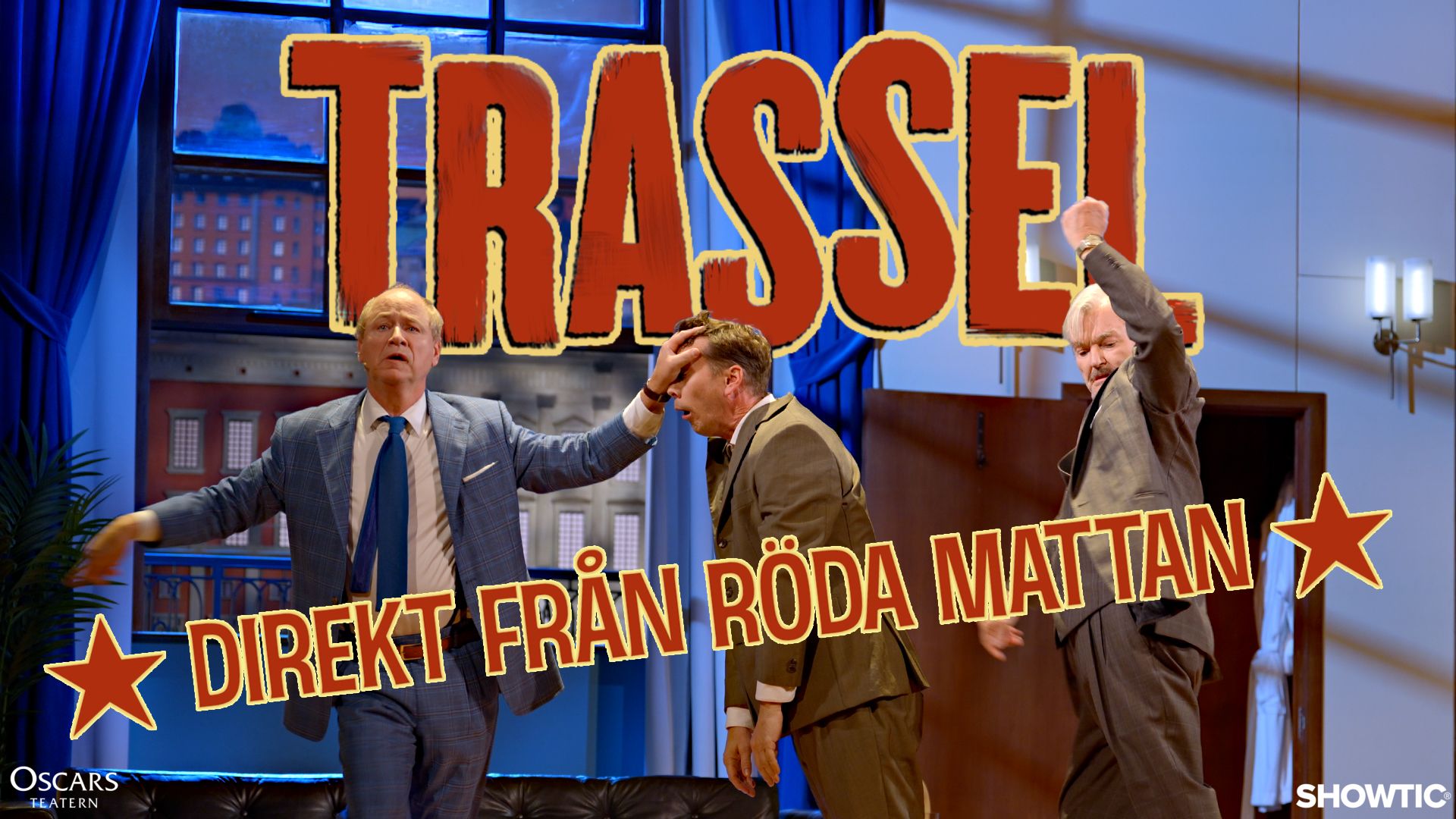 Thumbnail för Trassels premiär video. Robert Gustafsson, Peter Dalle och Ola Forssmed står på scen som sina karaktärer i farsen trassel.