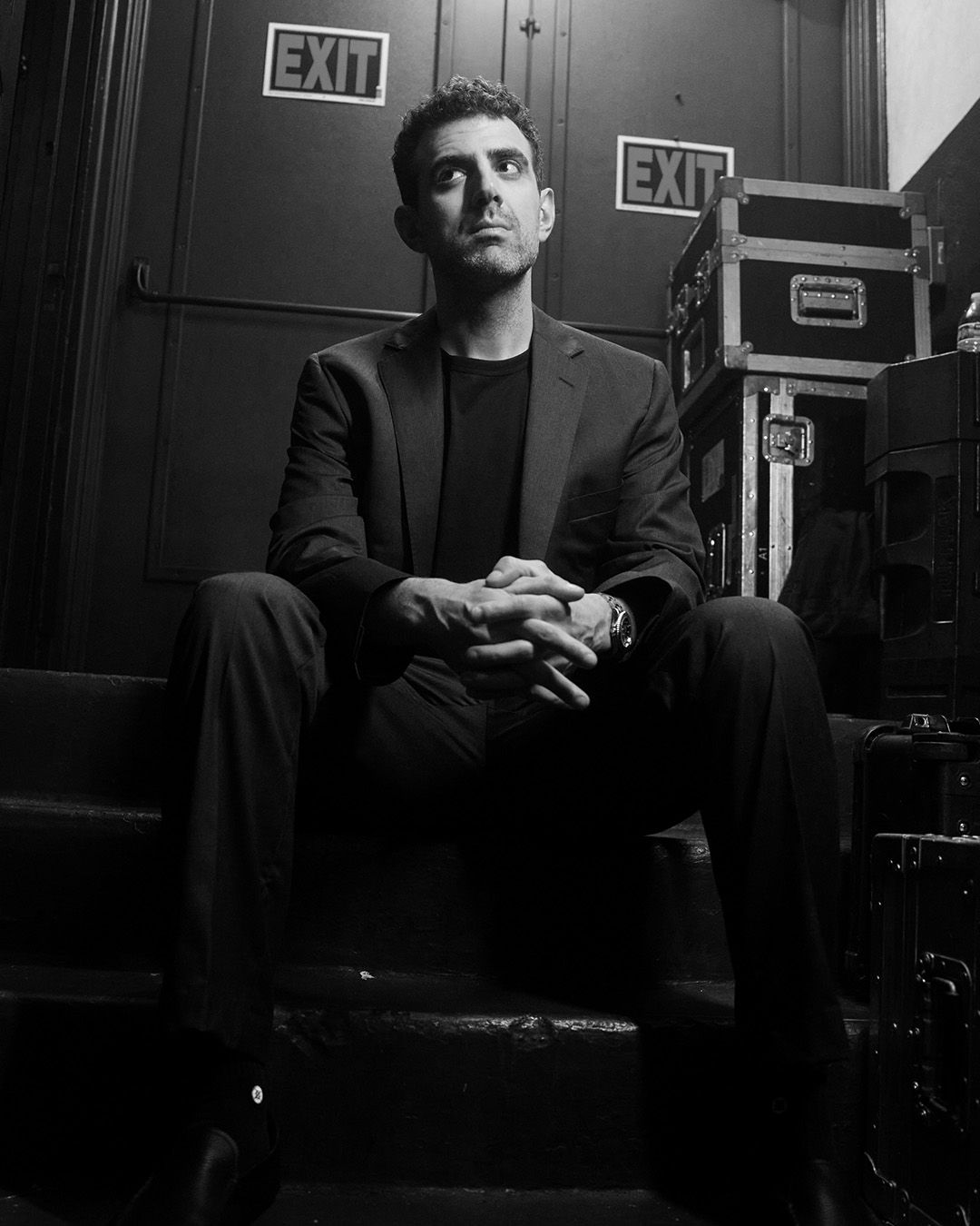 Sam Morril standup show –  bakom scen med EXIT-skyltar, porträtt inför liveföreställning