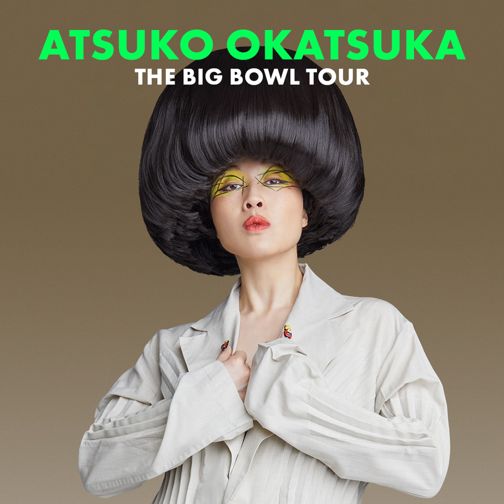 Porträtt av Atsuko Okatsuka i vit kostym, med stor svart rund frisyr och färgstark ögonmakeup. Texten lyder ”ATSUKO OKATSUKA” och ”THE BIG BOWL TOUR”. Spelas på China Teatern i Stockholm den 16 februari 2027.