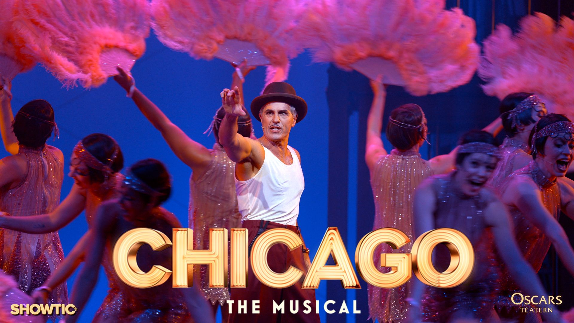 Thumbnail för musikalen Chicago, som spelas på Oscarsteatern i Stockholm mellan 22 oktober och 28 februari. Peter Jöback står i mitten, klädd i vitt linne, mörka byxor och brun hatt, omgiven av dansare i glittrande scenkostymer med stora rosa fjädersolfjädrar. Scenen lyses upp av blått och rosa ljus. Över bilden står ”CHICAGO THE MUSICAL” tillsammans med logotyperna för Showtic och Oscarsteatern.