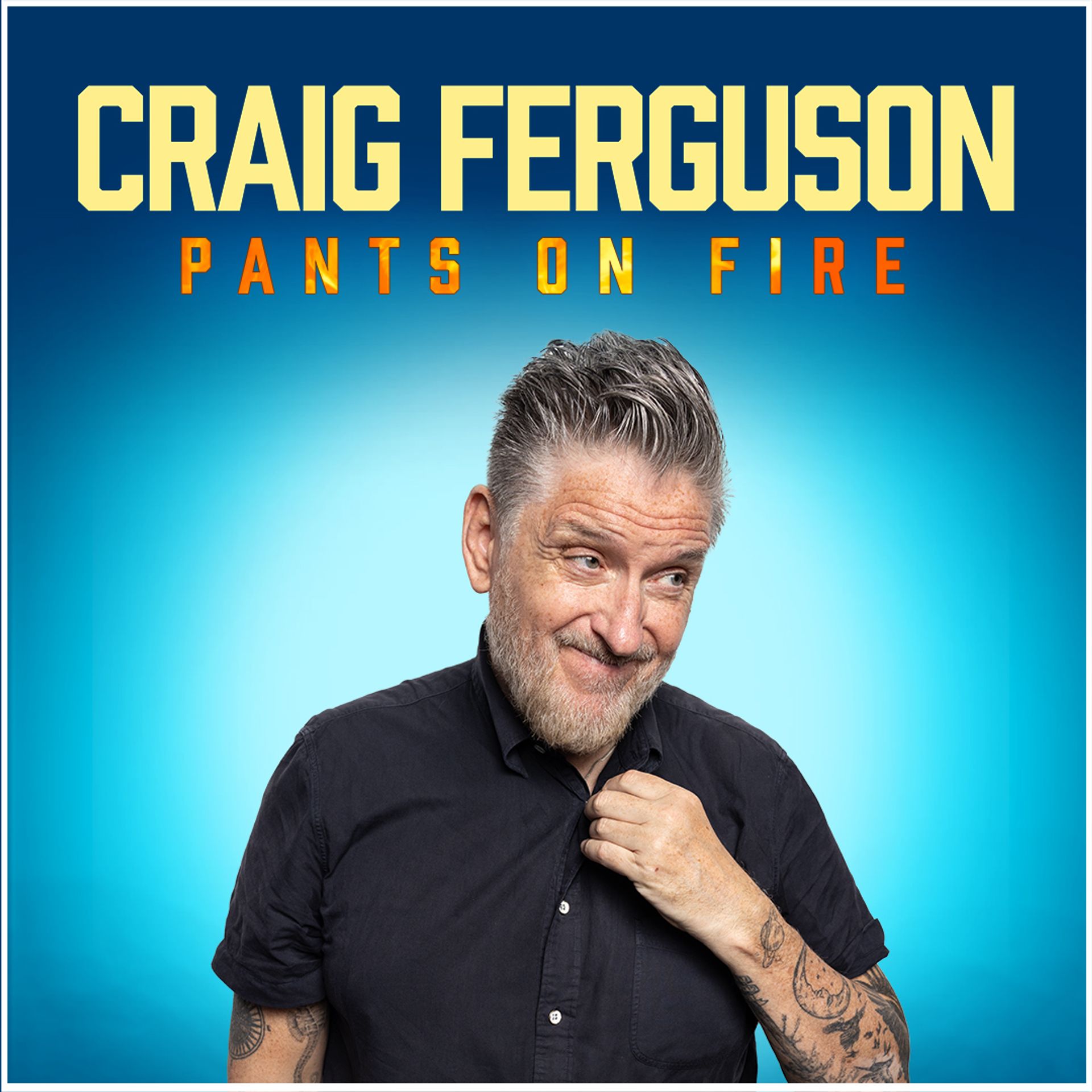 Craig Ferguson Pants on fire manérbild. Craig håller sig i kragen och bakgrunden är blå.