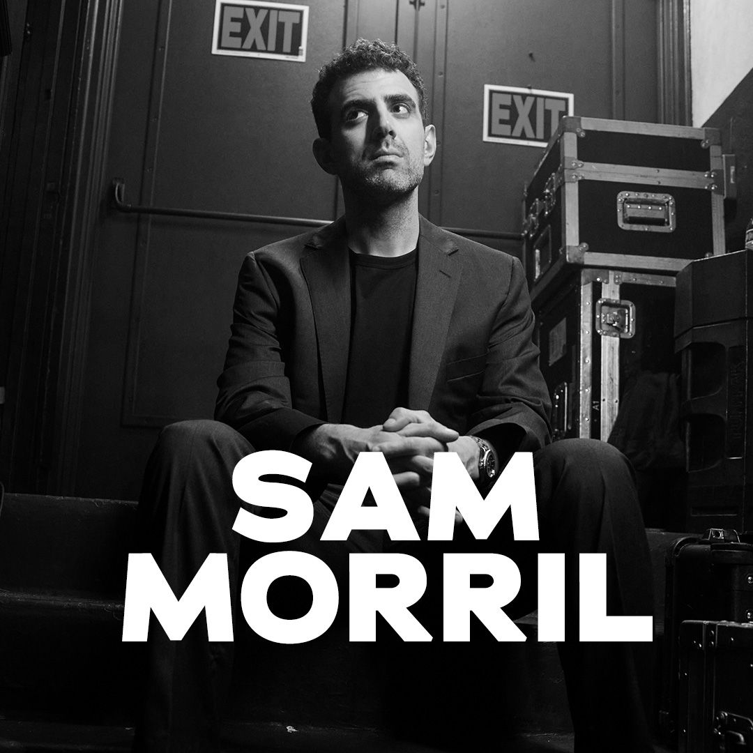 Sam Morril standup show –  bakom scen med EXIT-skyltar, porträtt inför liveföreställning