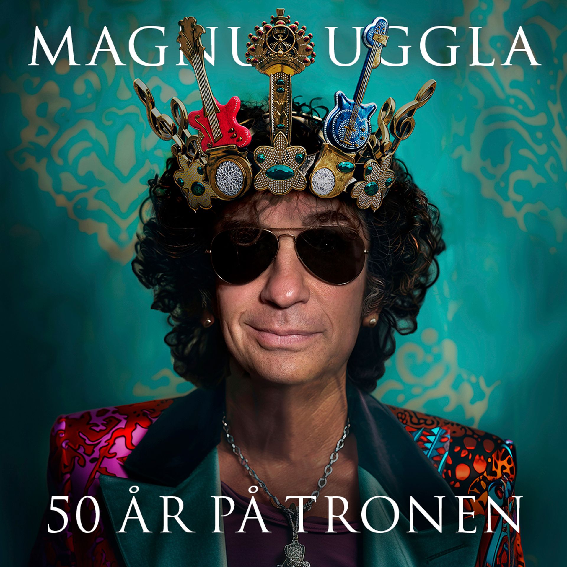 Magnus Uggla med en krona på huvudet av gitarrer. Manér för sin show 50 år på Tronen.