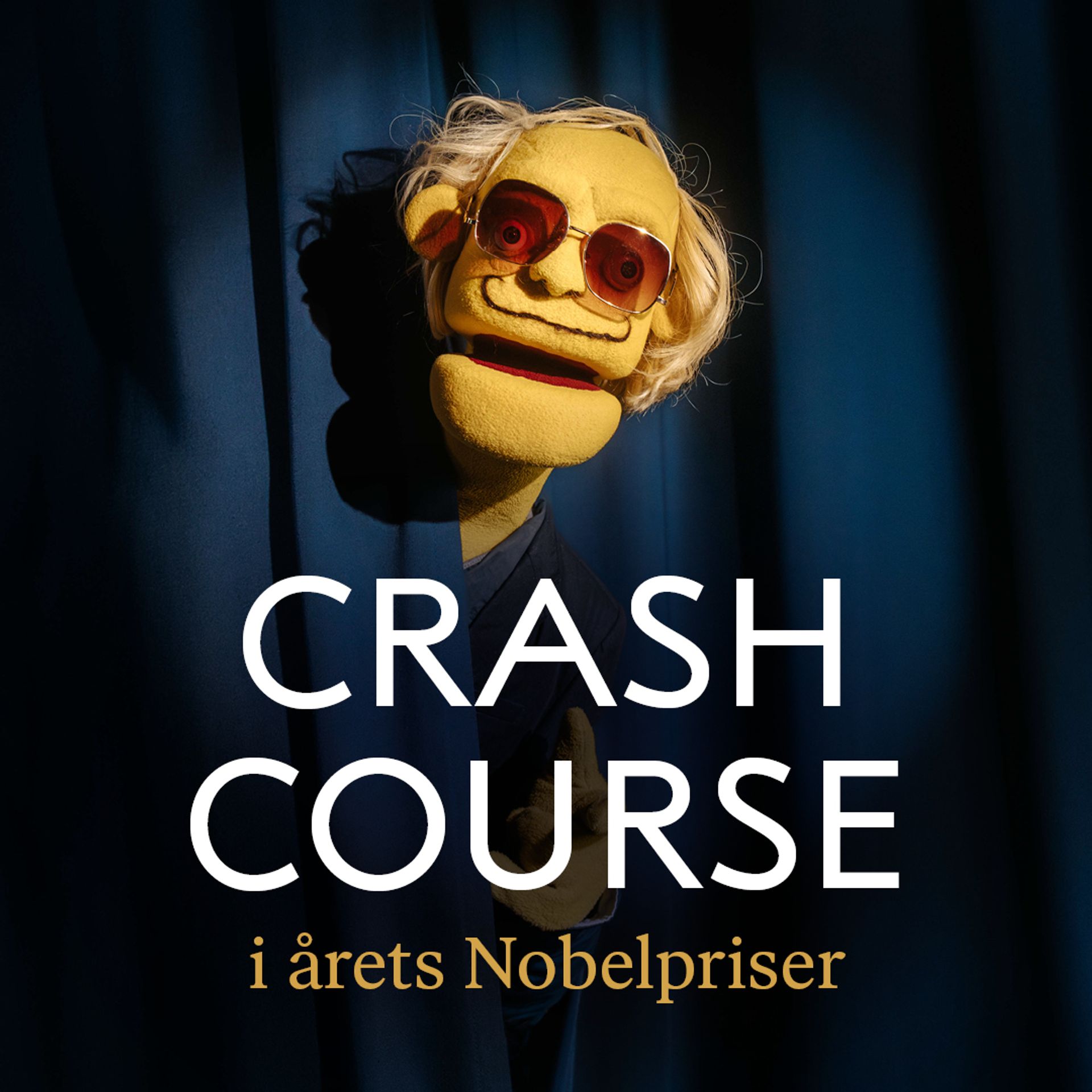 Manérbild för Crash Course i årets Nobelpriser. Docka i kostym kikar fram bakom ett blått draperi, med röda glasögon och vild frisyr