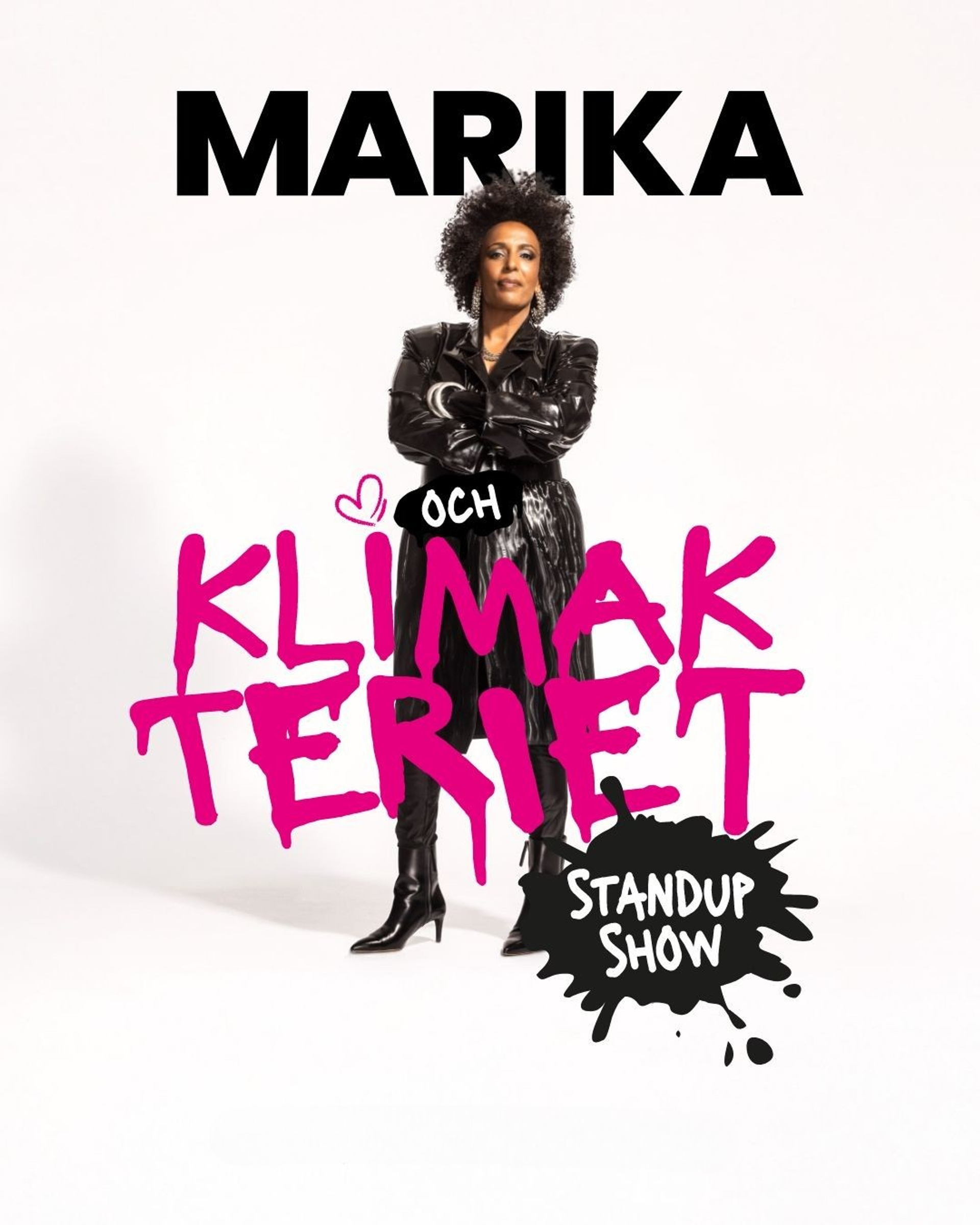 Marika Carlsson stående i en svart läder klädsel, stora smycken och med armarna i kors. Manér bild för hennes stand up show Marika och klimakteriet