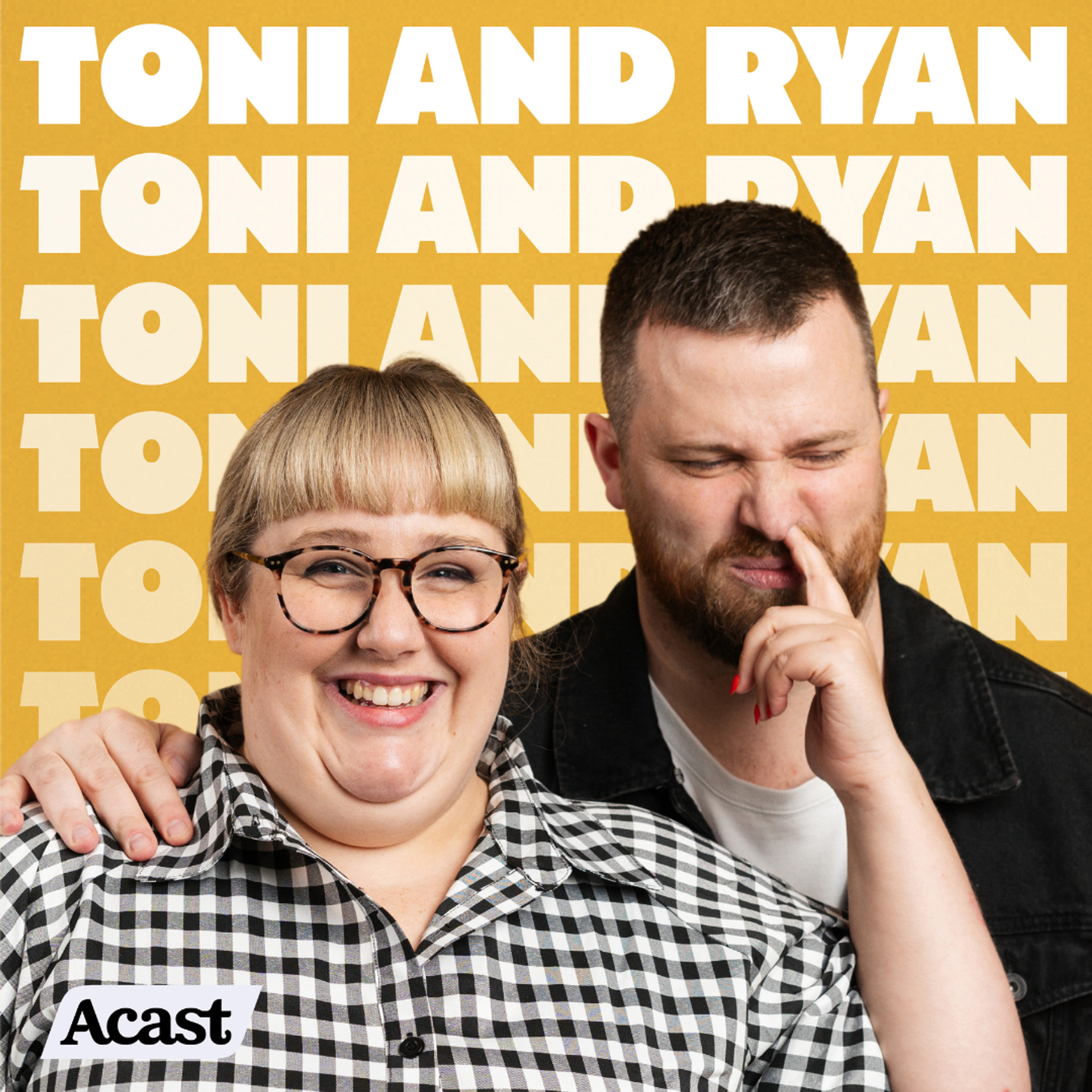 Manér för live podcasten Toni och Ryan. Toni står snett framför Ryan i en svart/vit rutig skjorta och petar Ryan som har en svart skjorta i näsan.