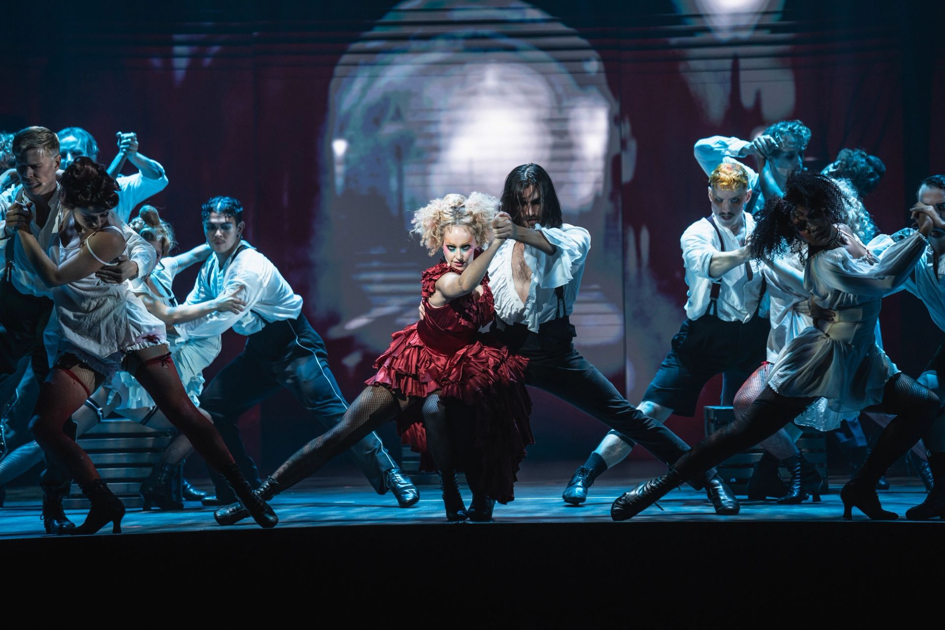 Scenbild under ett framträdande av Moulin Rouge!The musical på Rondo i Göteborg.