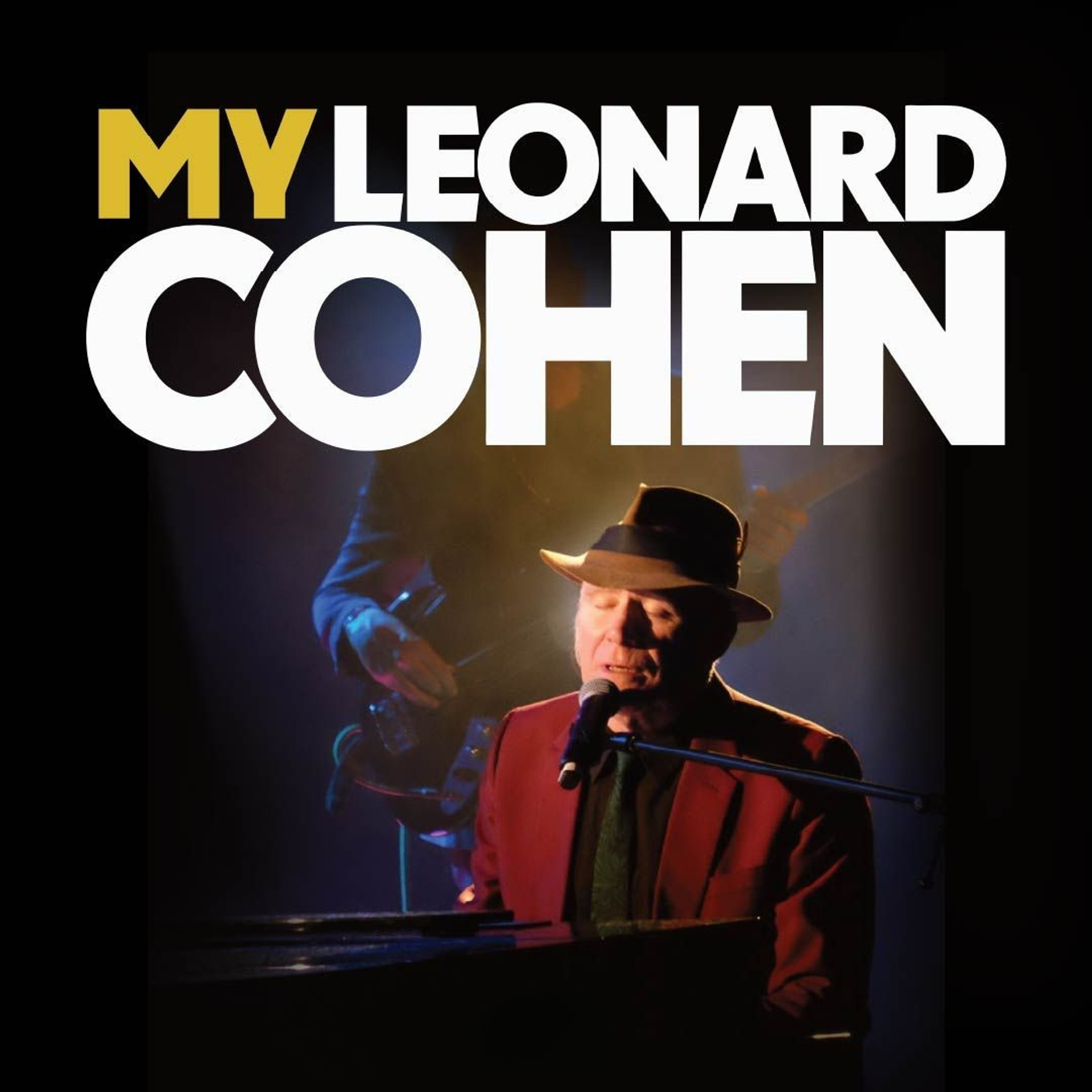 Manér bild för konserten My Leonard Cohen som föreställer Stewart D'Arrietta när han sitter och sjunger vid ett piano under en strålkastare.