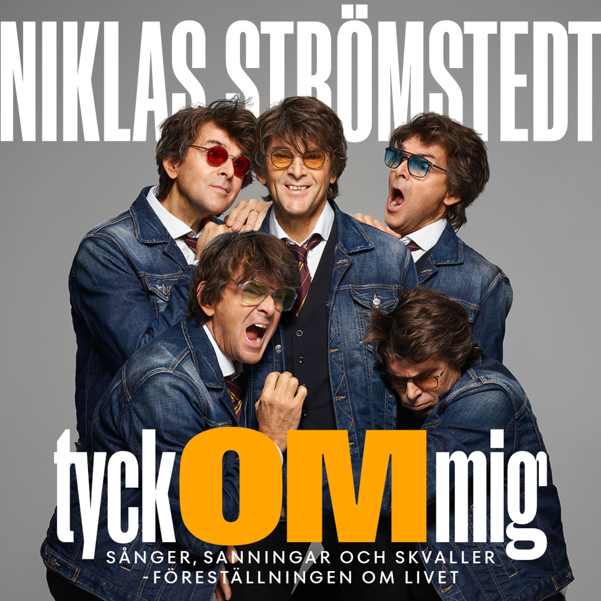Manérbild för Tyck OM mig - Nicklas Strömstedt poserar i fem identiska versioner av sig själv med olika uttryck, iförd jeansjacka, vit skjorta och solglasögon, mot en grå bakgrund