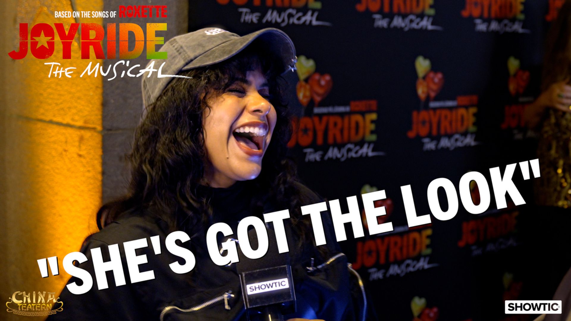 Thumbnail för föreställningen Joyride the musical. På röda matten ser vi Arantxa Álvares skratta med texten "She´s got the look" skriver tvärs över.