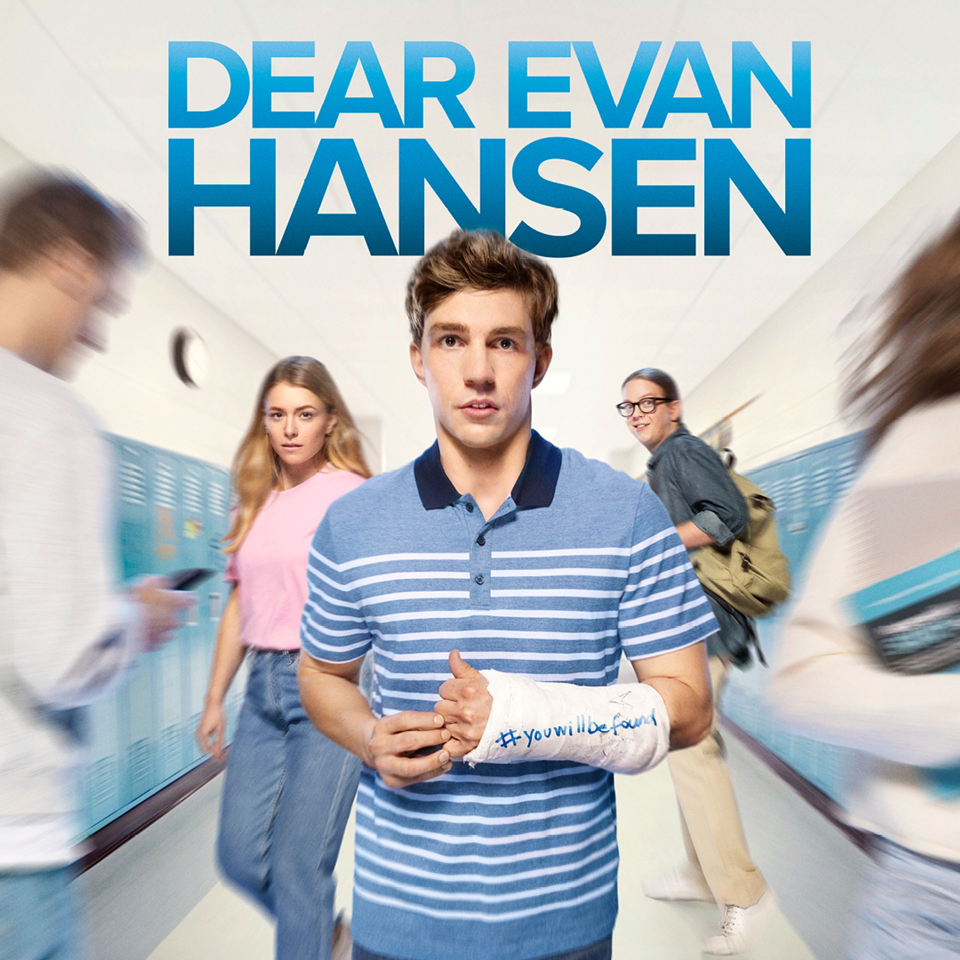 Manér för Dear Evan Hansen. Kille som står i en skolkoridor med gips på armen.