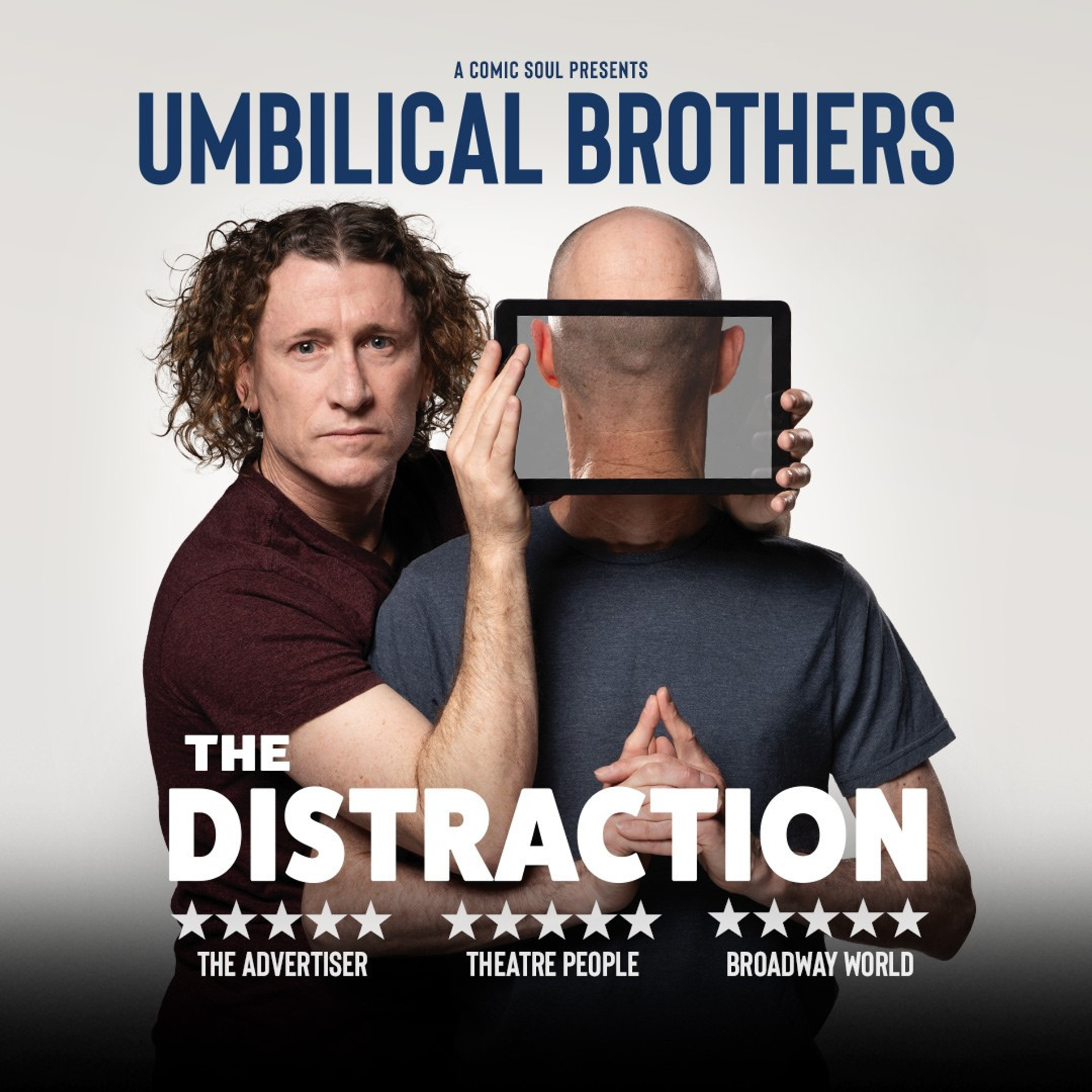 Manér bild för The Umbilical Brothers - The Distraction. The Umbilical Brothers står båda med kroppen mot kameran men den ena brodern håller en iPad framför den andras ansikte så det ser ut som att han står med ryggen mor kameran.