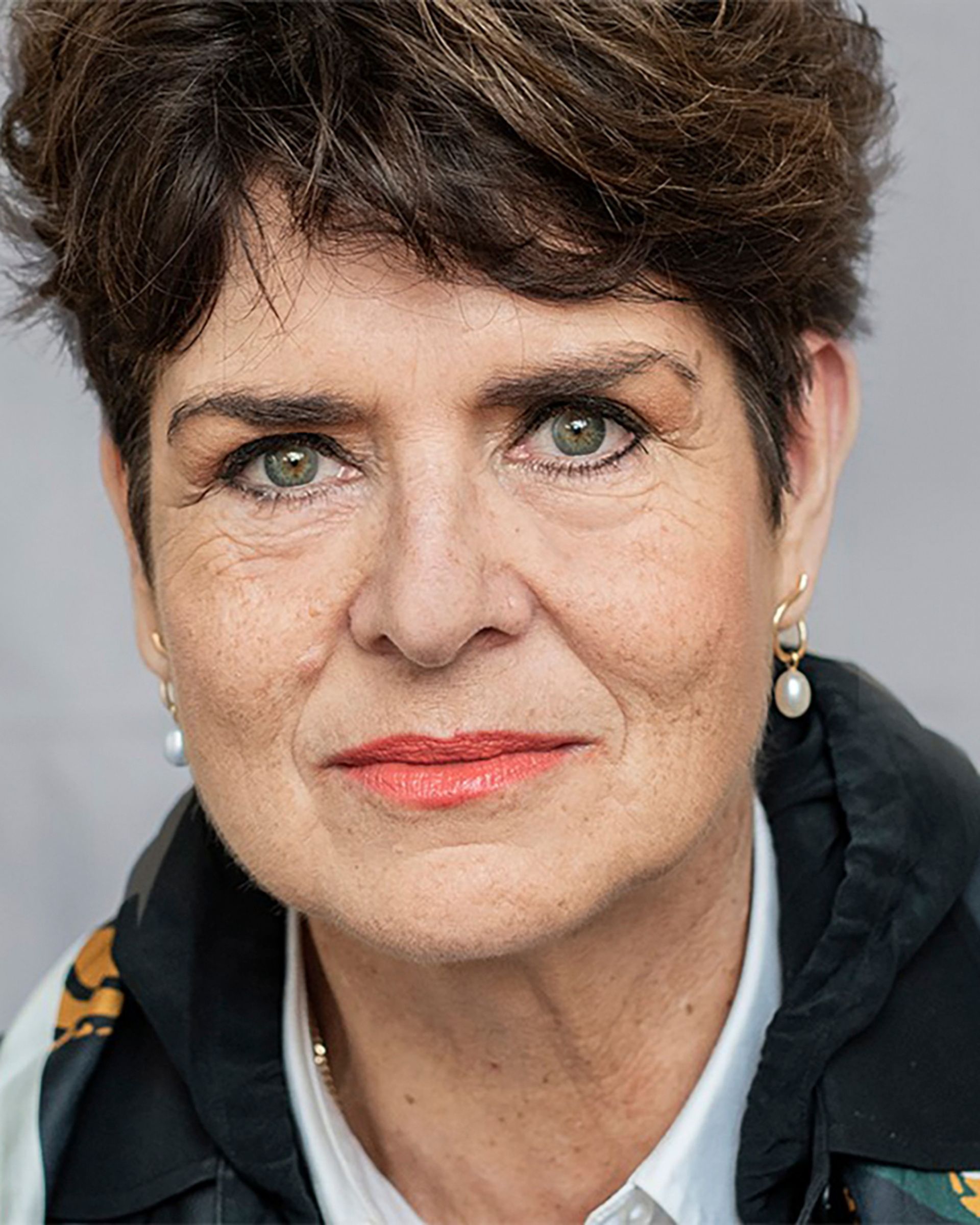 Porträtt på Ullakarin Nyberg som ler och tittar in i kameran