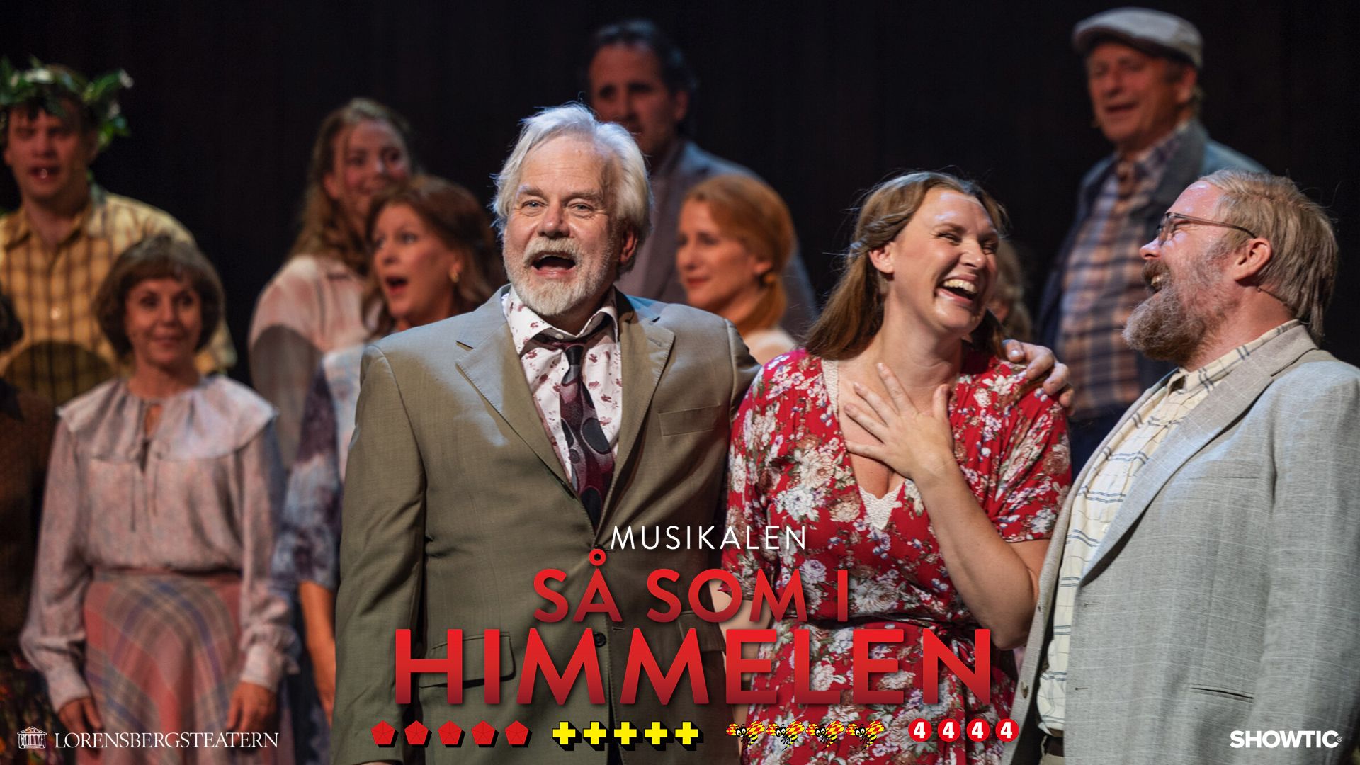 Thumbnail för musikalen Så som i himmelen på Lorensbergsteatern i Göteborg. Peter Apelgren i grå kostym och Sanna Nielsen i rödblommig klänning skrattar tillsammans med en skäggig man i ljus kavaj. I bakgrunden syns ensemblen på scen. Över bilden står ”Musikalen Så som i himmelen” tillsammans med publikbetyg och logotyperna för Lorensbergsteatern och Showtic.