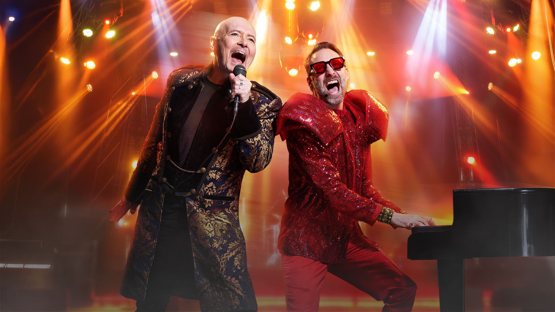 Manér för Elton & Freddie med Johan Boding och Jonas Gideon som sjunger vid en flygel i scenljus, Lorensbergsteatern, Göteborg, 6 april 2027