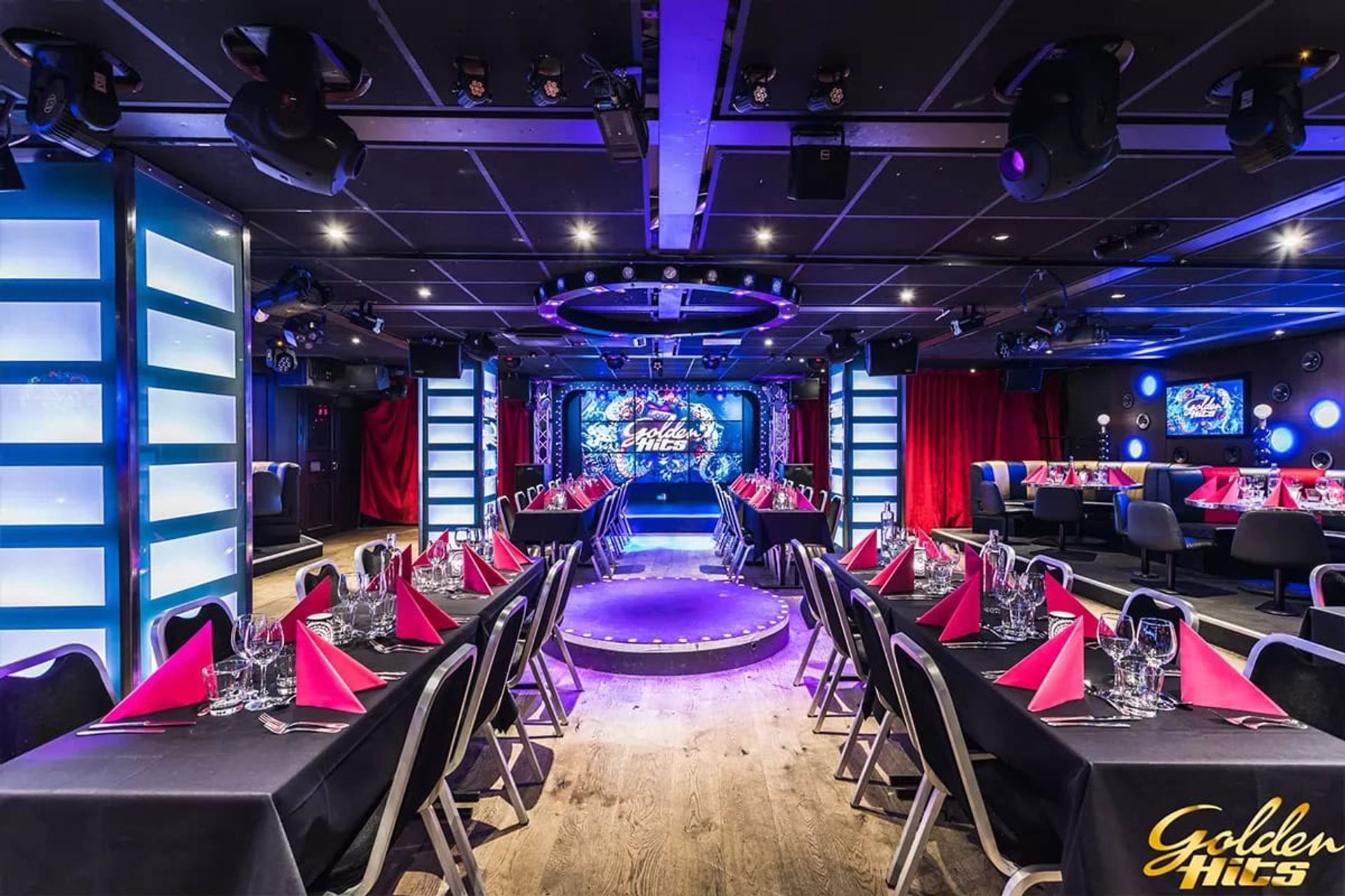 Golden Hits liten scen och uppdukade långbord.