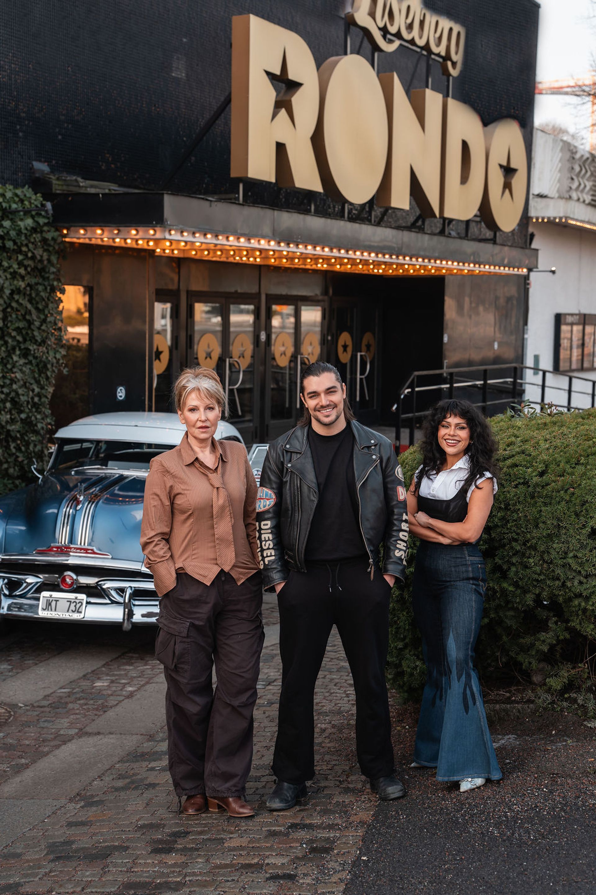 Pressbild för Grease The Musical från Rondo på Anna Mannheimer, Anton Ewald och Arantxa Alvarez tagen utanför Rondo i Göteborg.