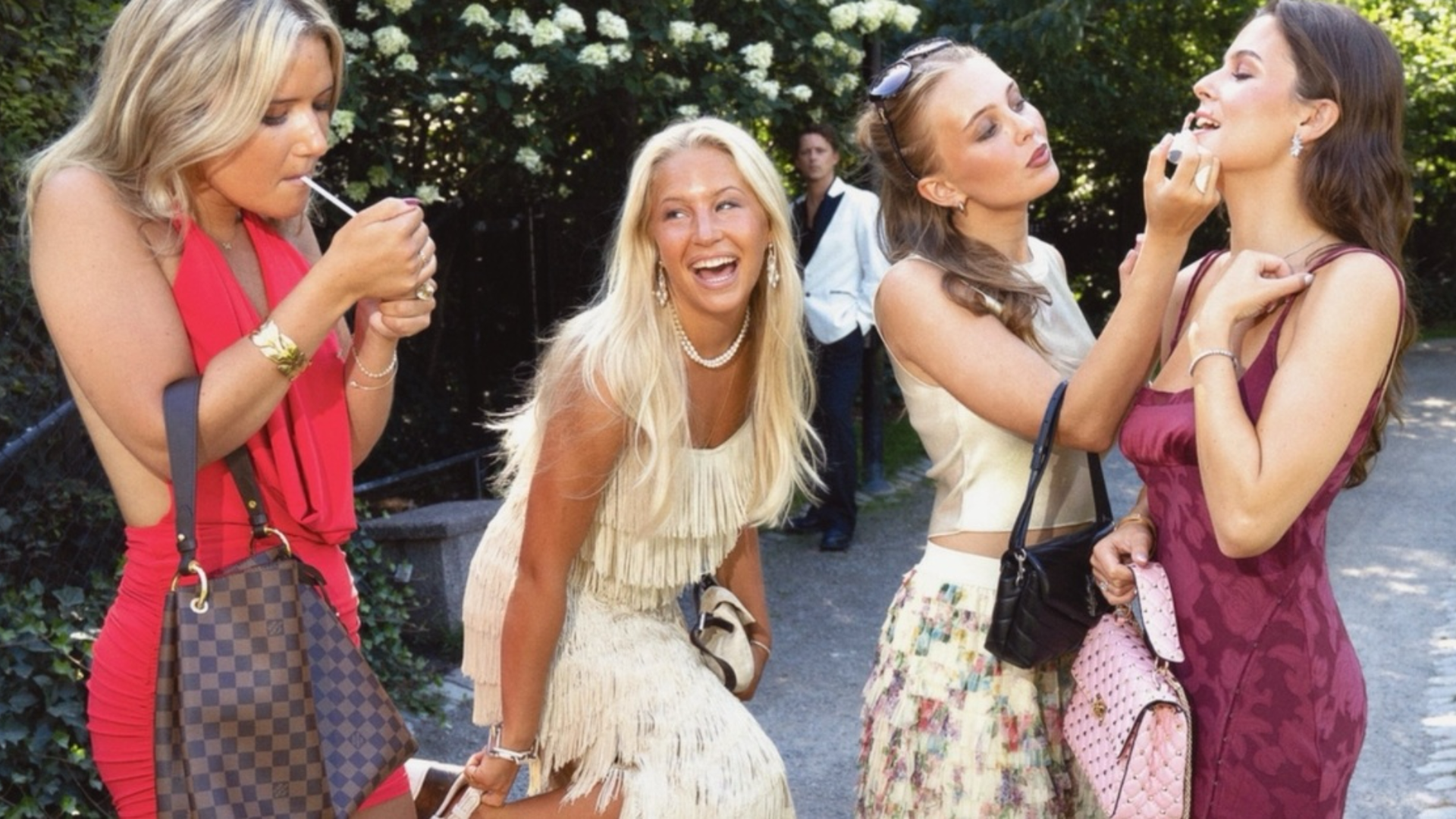 Manér för humorföreställningen Sneaky Fuckers. Fyra tjejer ikläda i finklänningar poserar i en park.