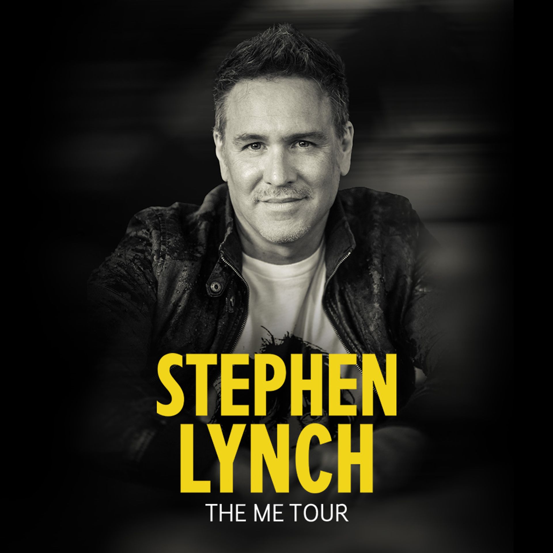 Porträttbild på Stephen Lynch för The Me Tour, som spelas på China Teatern i Stockholm den 20 januari 2027. Han bär svart jacka över en vit tröja och ser in i kameran mot en mörk bakgrund. Text i bild: ”Stephen Lynch” och ”The Me Tour”.